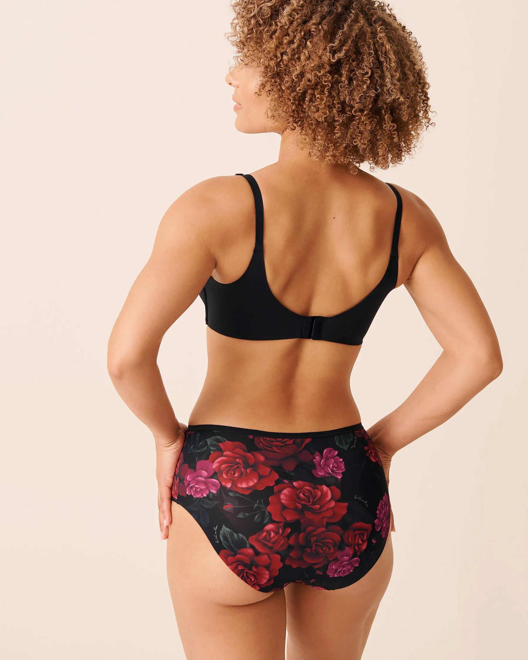 La Vie en Rose_Red Roses Placement_Lightly Lined Wireless Sleek Back Bra_10200558_P00469_02