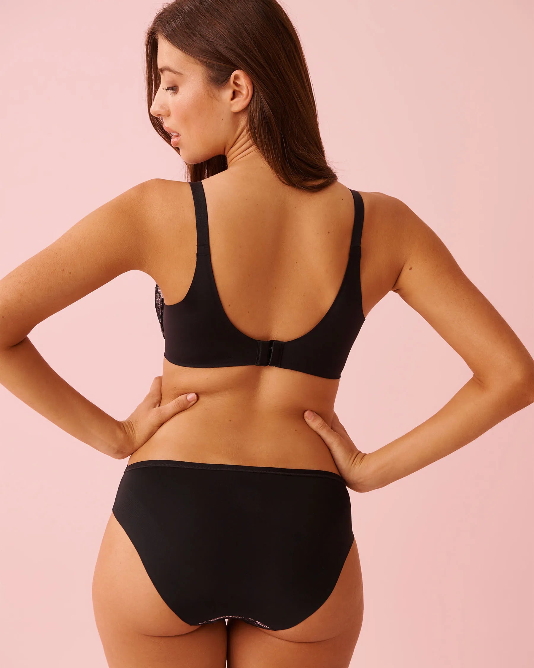 La Vie en Rose_Black Beauty_Lightly Lined Sleek Back Bra in Different Cup Sizes_10200567_00001_02