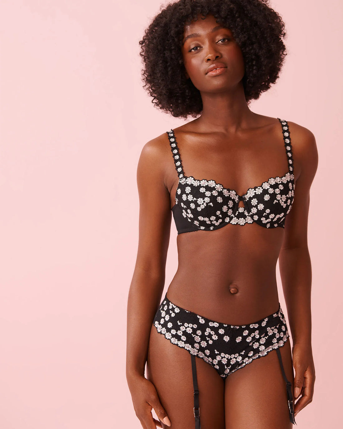 La Vie en Rose_B/W Floral Embroidery_Lightly Lined Flexible Demi Bra in Different Cup Sizes_10200570_P00492_02