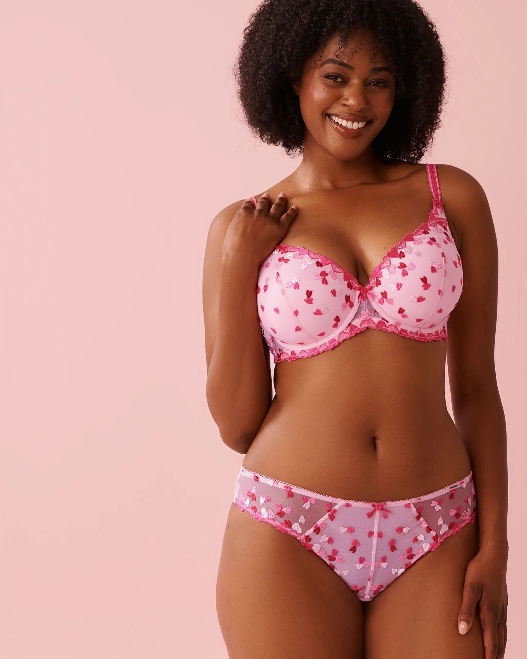 La Vie en Rose_Multi Pink Heart Embroidery_Lightly Lined Embroidered Mesh Bra in Different Cup Sizes_10200571_P60444_05