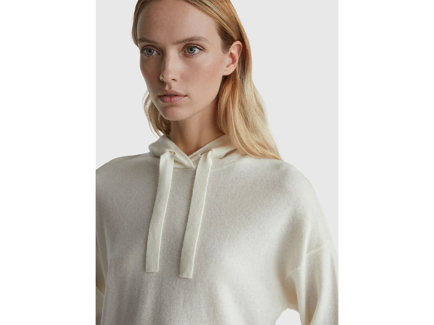 Benetton_Creamy White_Cream Cashmere Blend Sweater with Hood_102HE203V_600_04