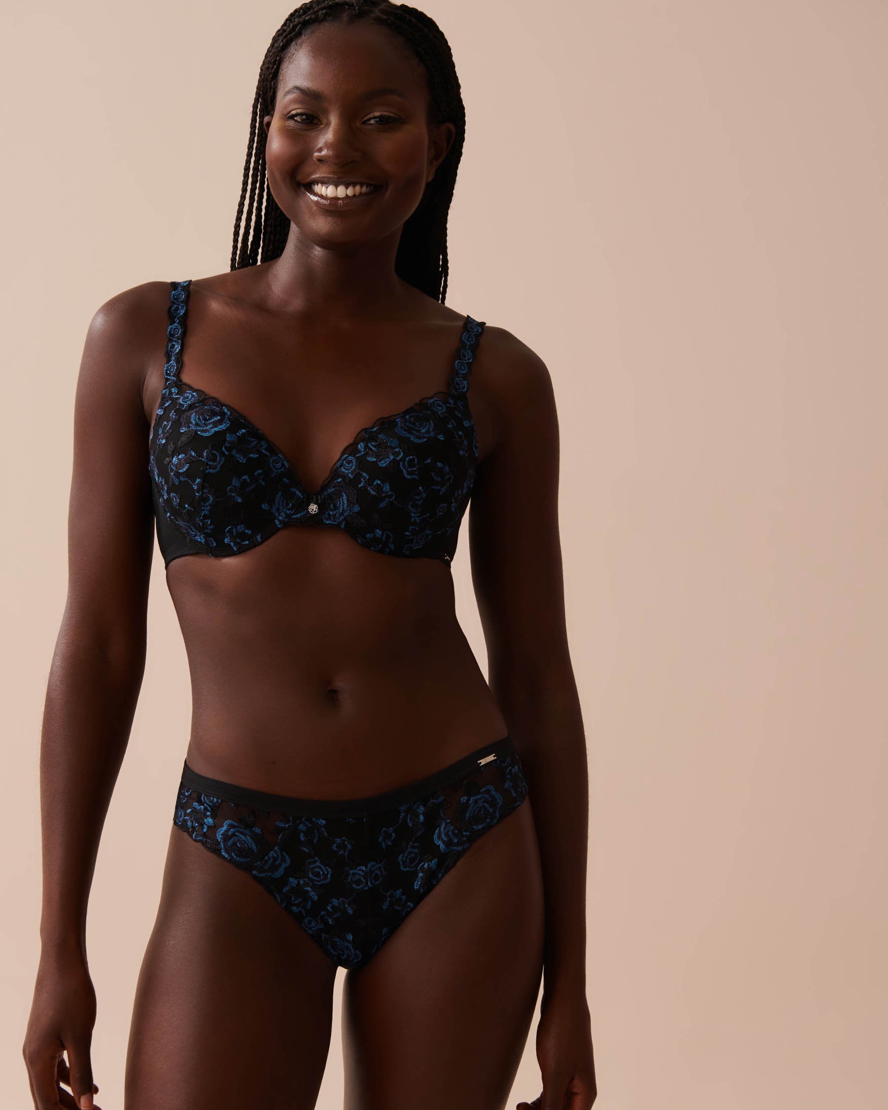 Push-Up Embroidered Mesh Bra in Different Cup Sizes_10300161_P00371_01