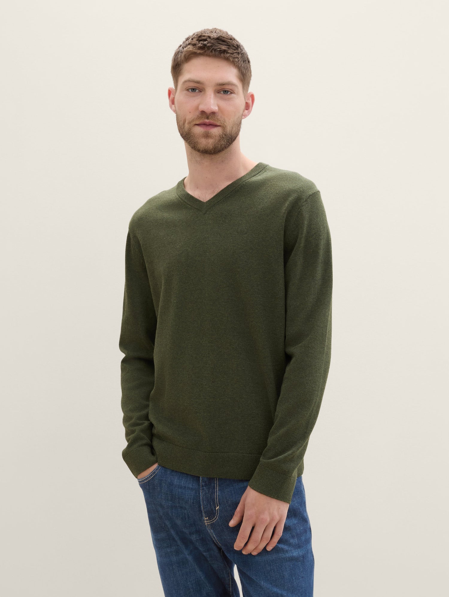 Knitted Pullover with A V-Neckline_1039811_36230_01