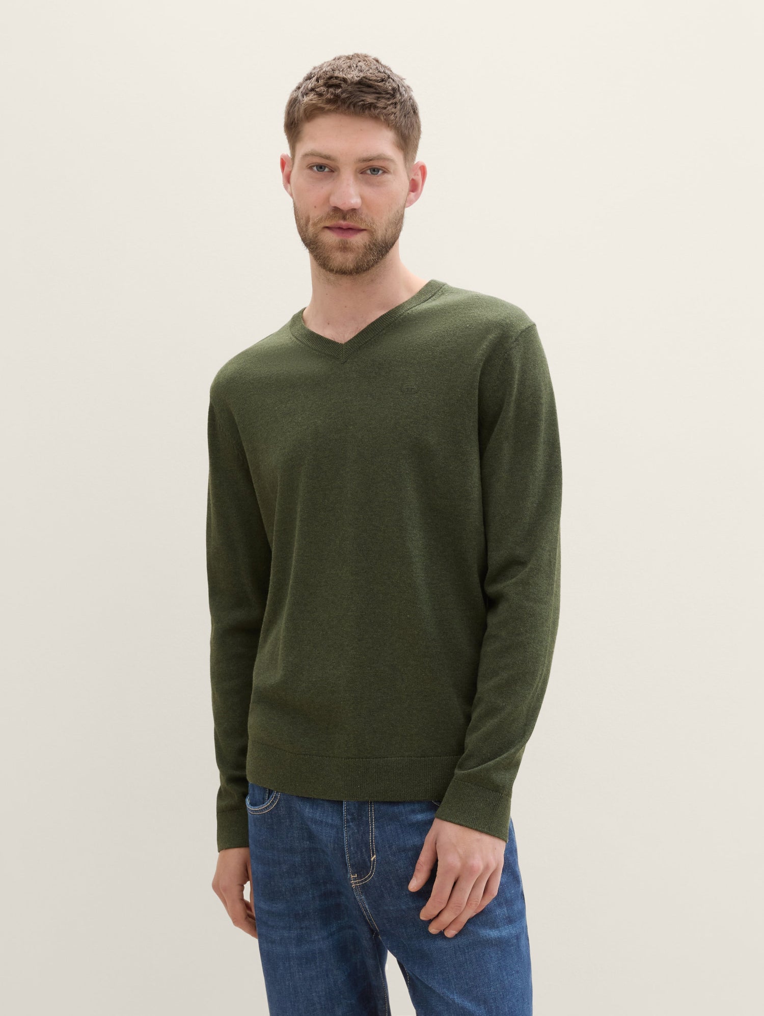 Knitted Pullover with A V-Neckline_1039811_36230_03