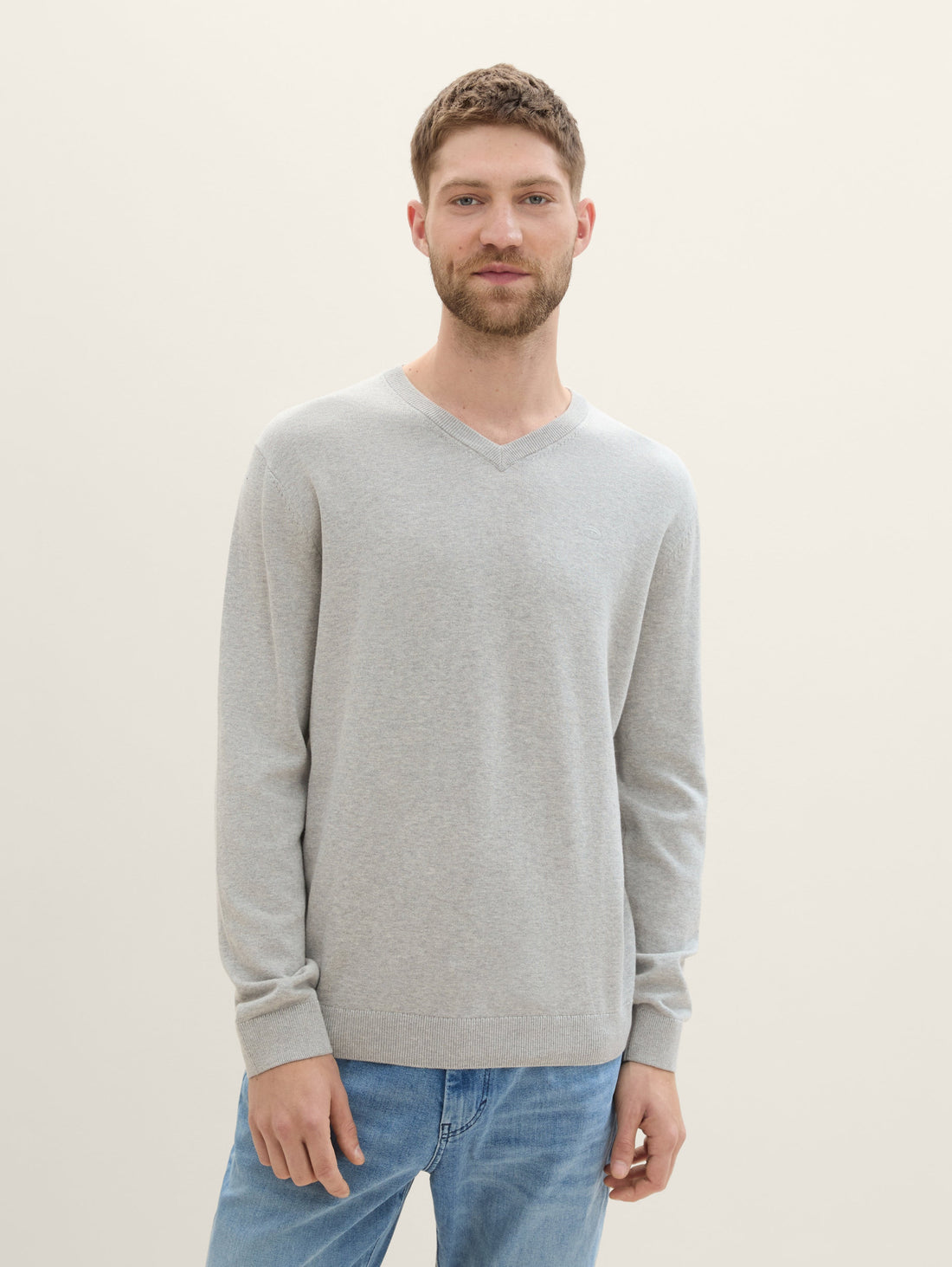 Knitted Pullover with A V-Neckline_1039811_36293_01