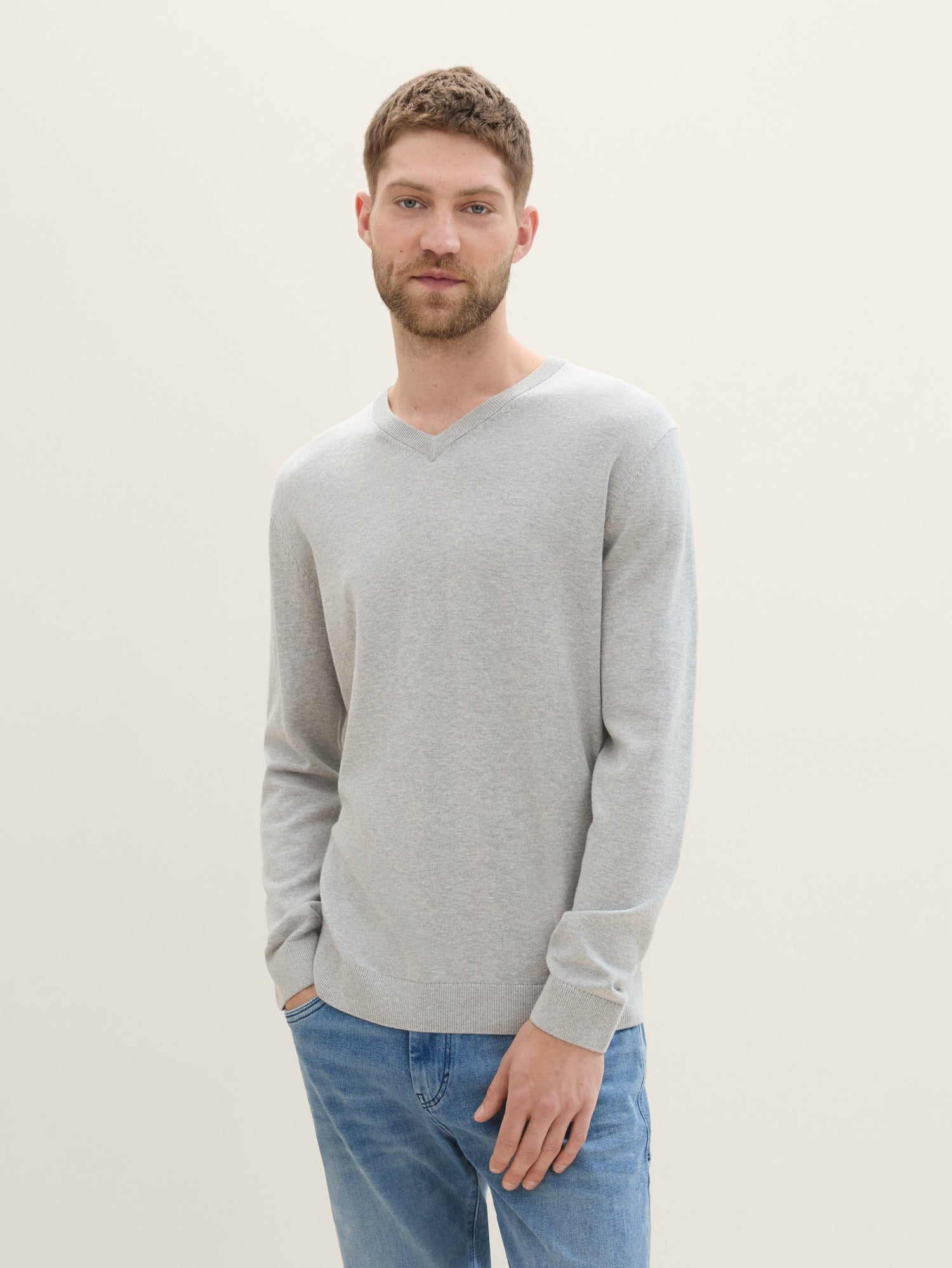 Knitted Pullover with A V-Neckline_1039811_36293_03