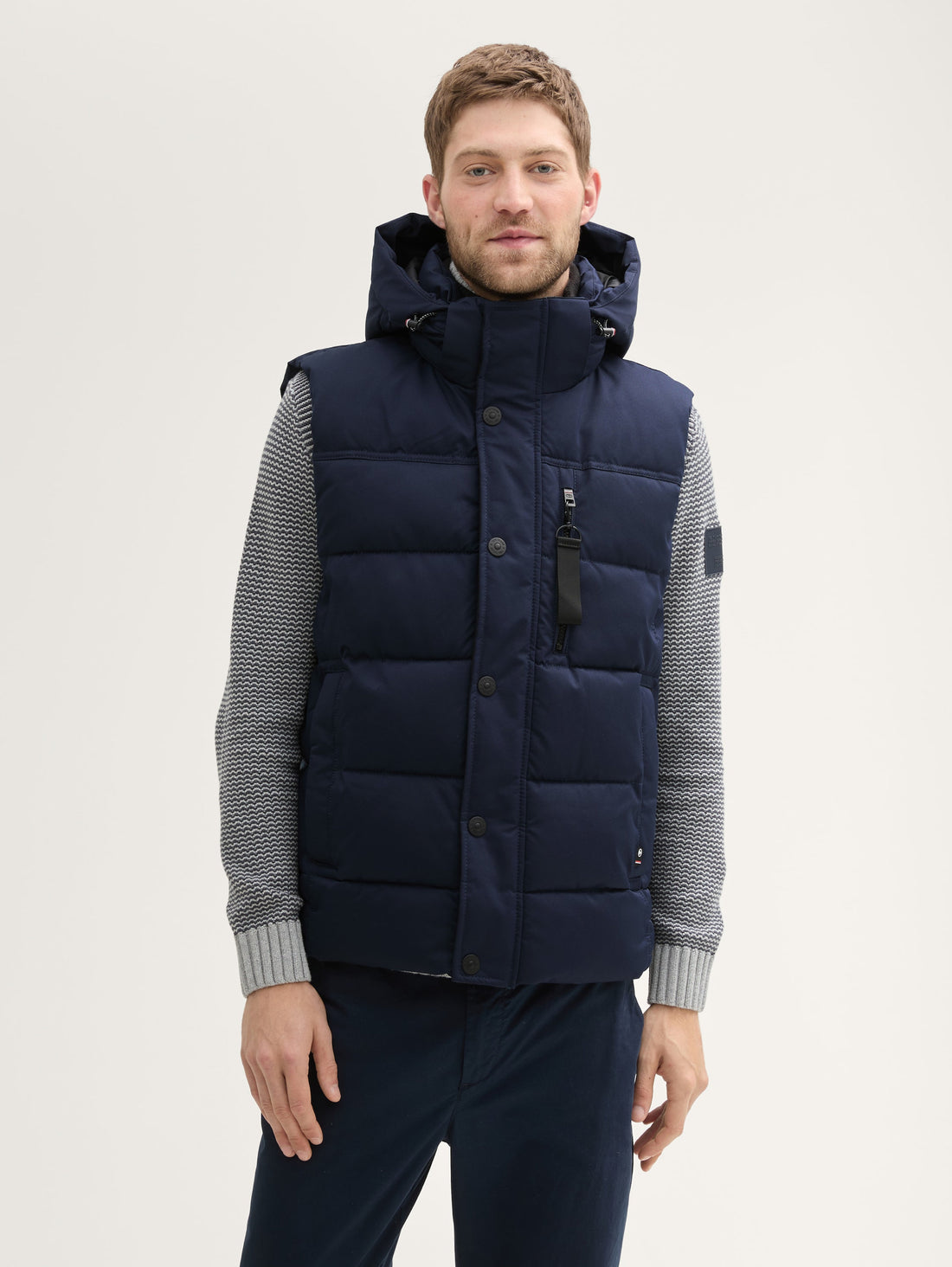 Puffer Gilet with A Removable Hood_1041322_10668_01