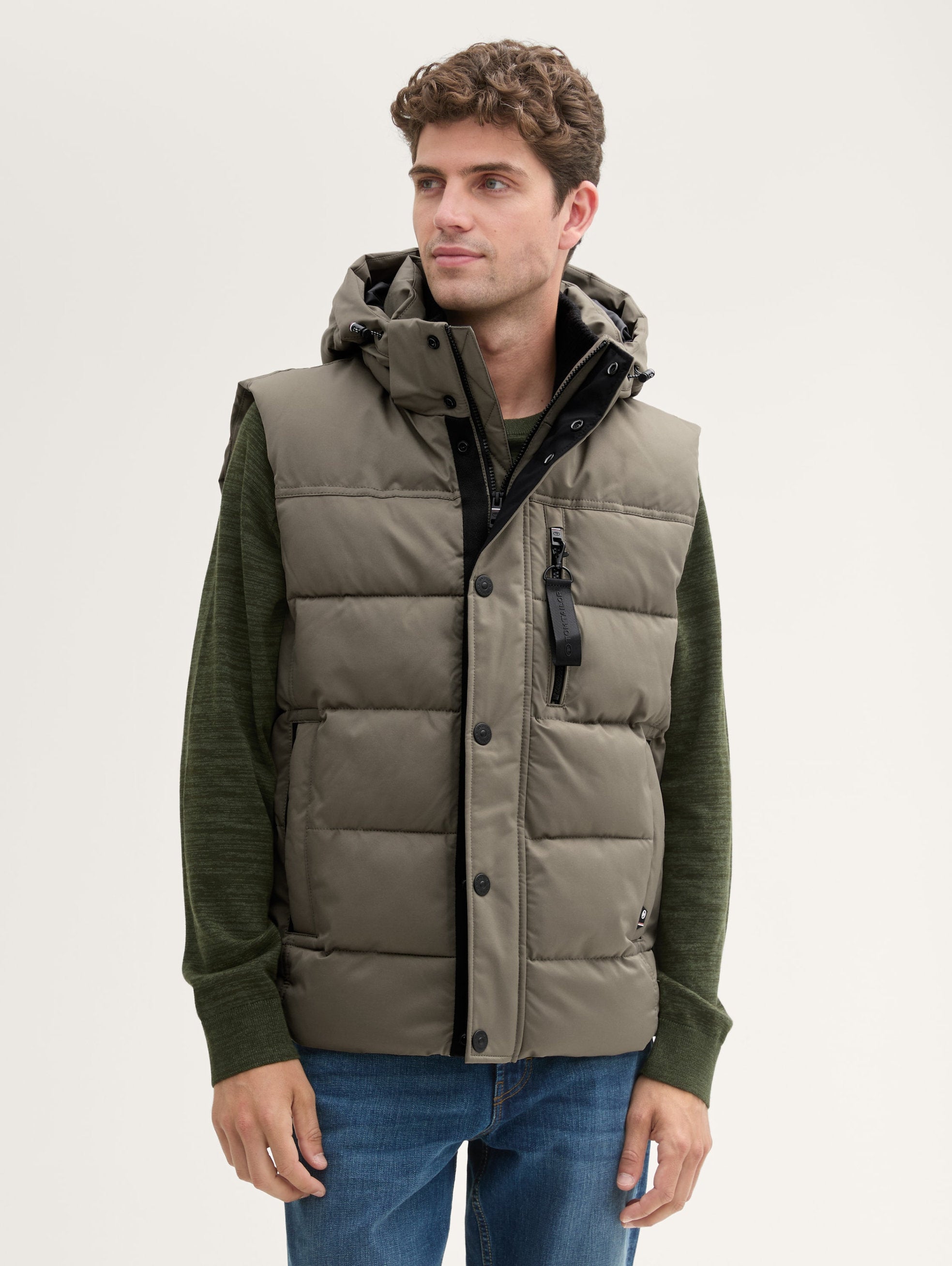 Puffer Gilet with A Removable Hood_1041322_11848_01