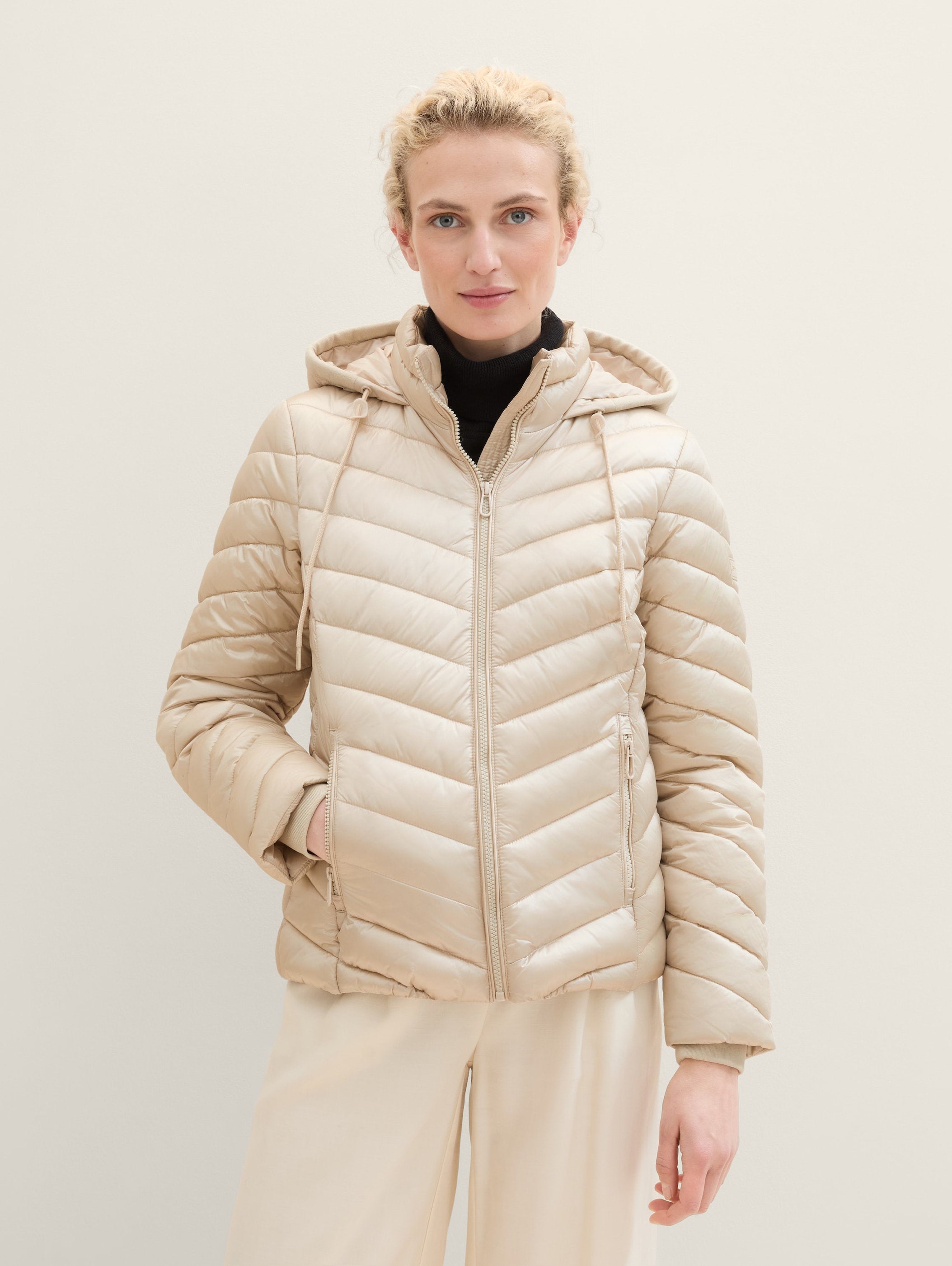 Lightweight Quilted Jacket with A Hood_1041489_12365_03