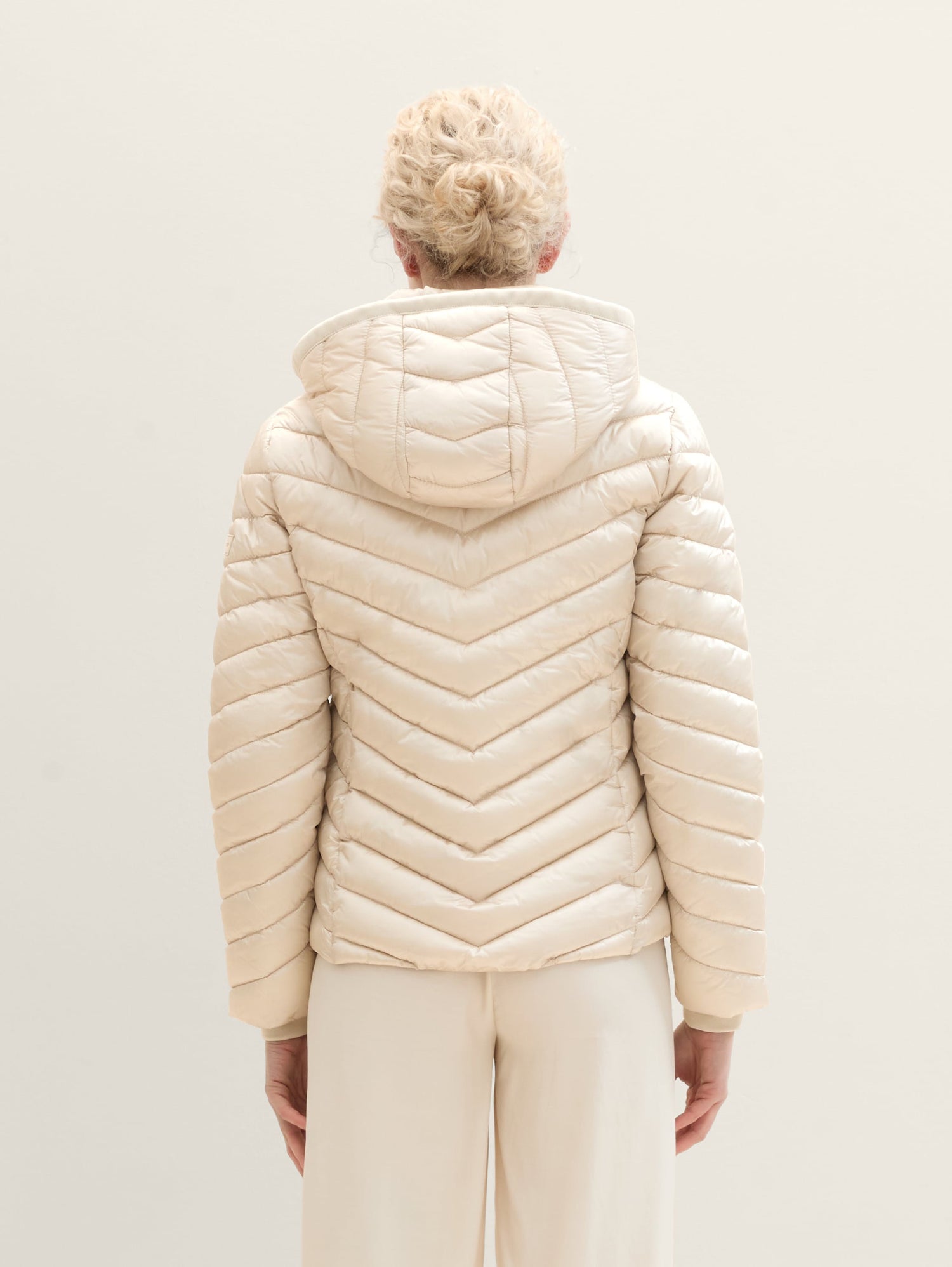 Lightweight Quilted Jacket with A Hood_1041489_12365_05