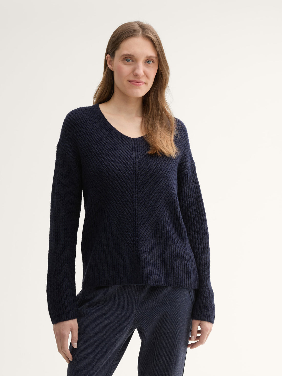 Knitted Pullover with A V-Neckline_1042956_10668_01