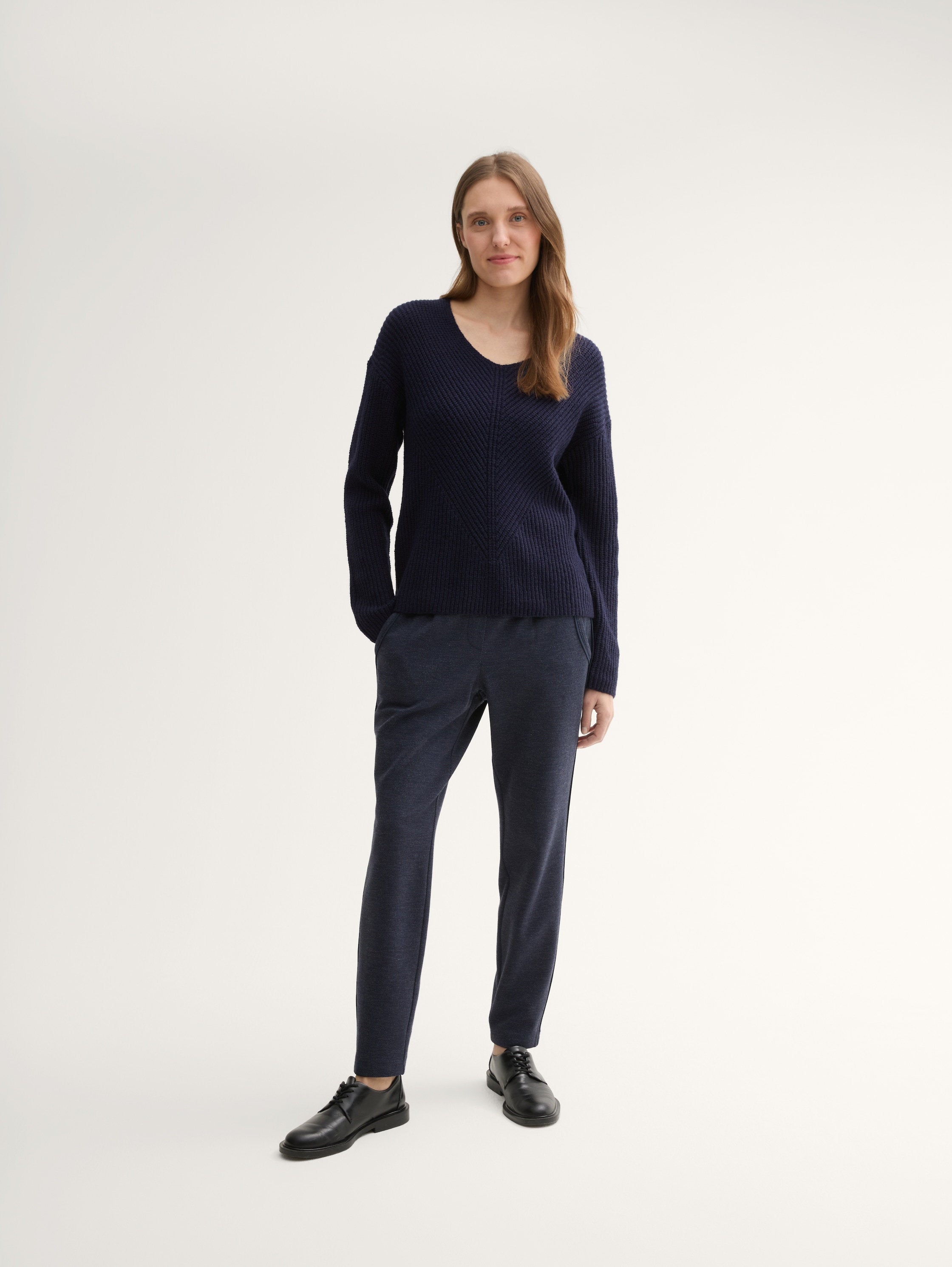 Knitted Pullover with A V-Neckline_1042956_10668_04