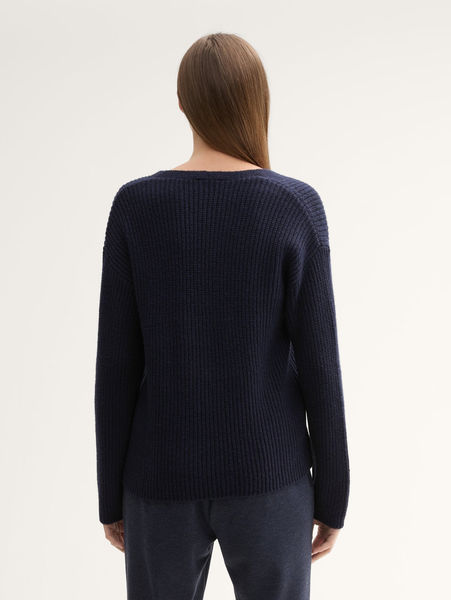 Knitted Pullover with A V-Neckline_1042956_10668_05