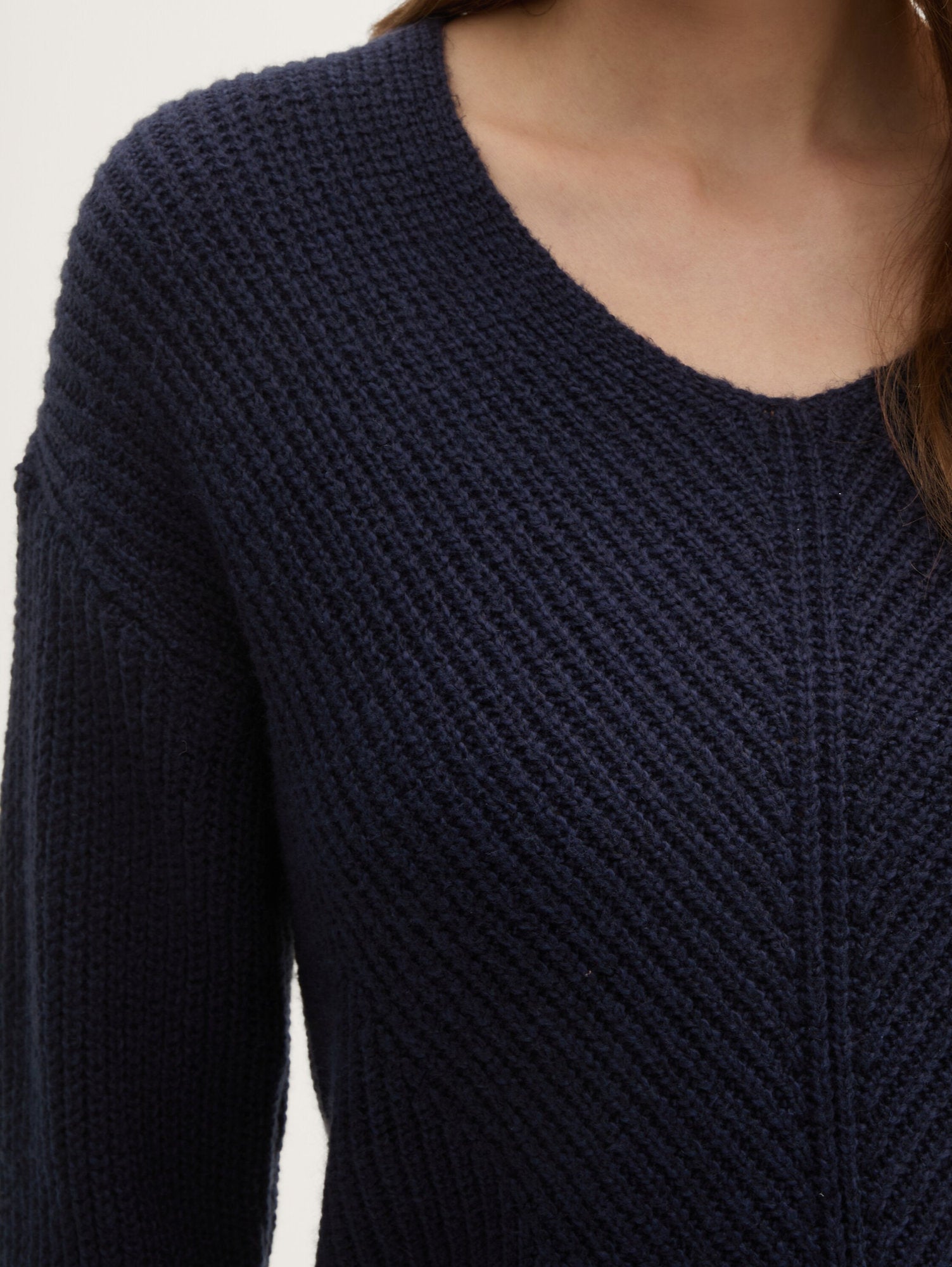 Knitted Pullover with A V-Neckline_1042956_10668_06