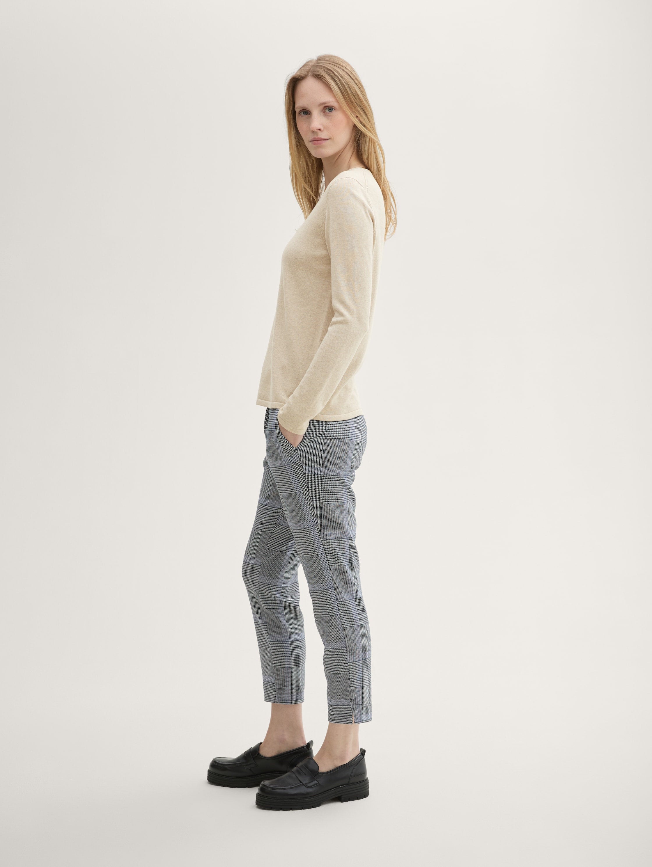 Basic Round Neck Sweater_1042964_25955_04