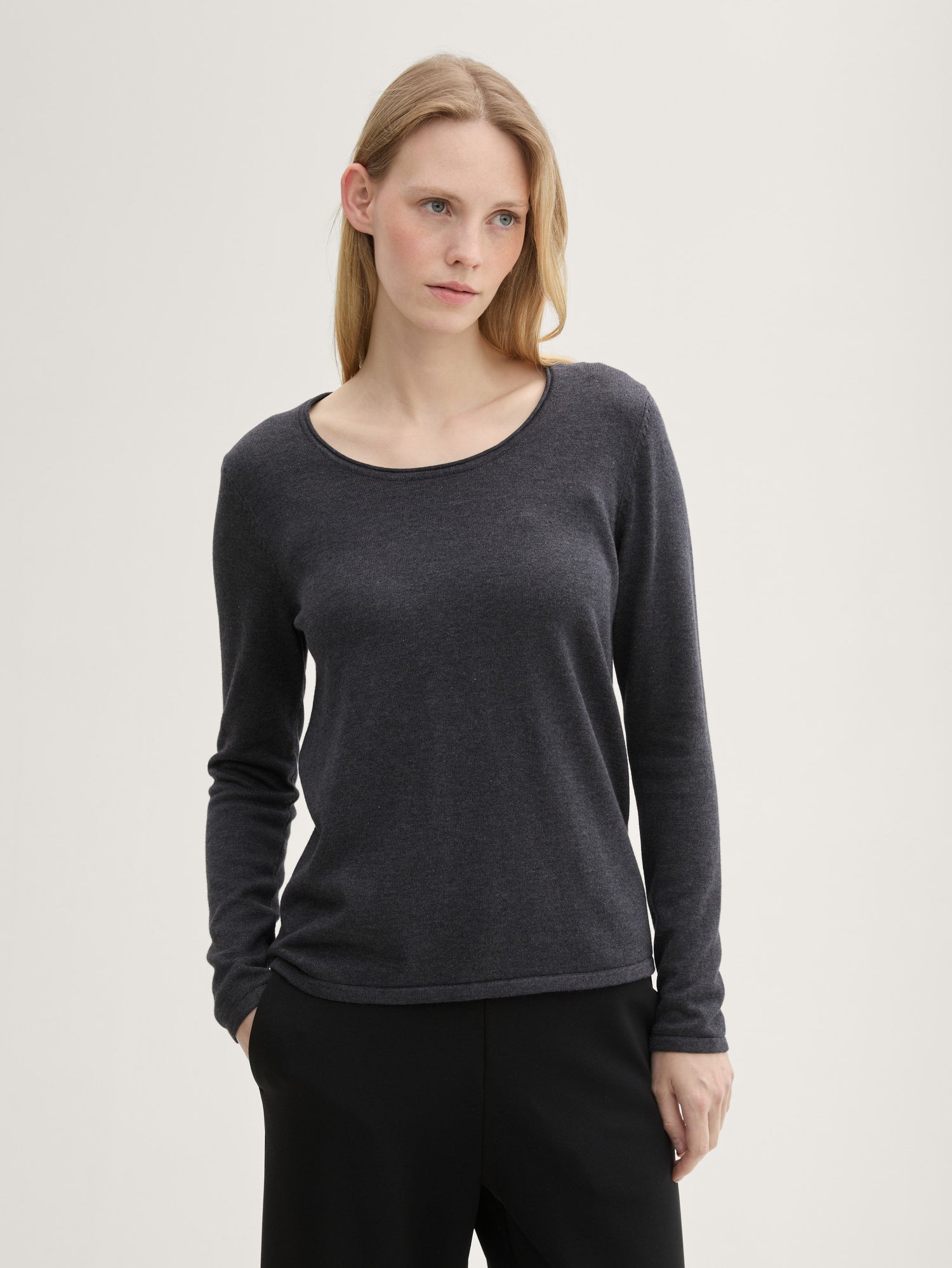 Basic Round Neck Sweater_1042964_30281_03