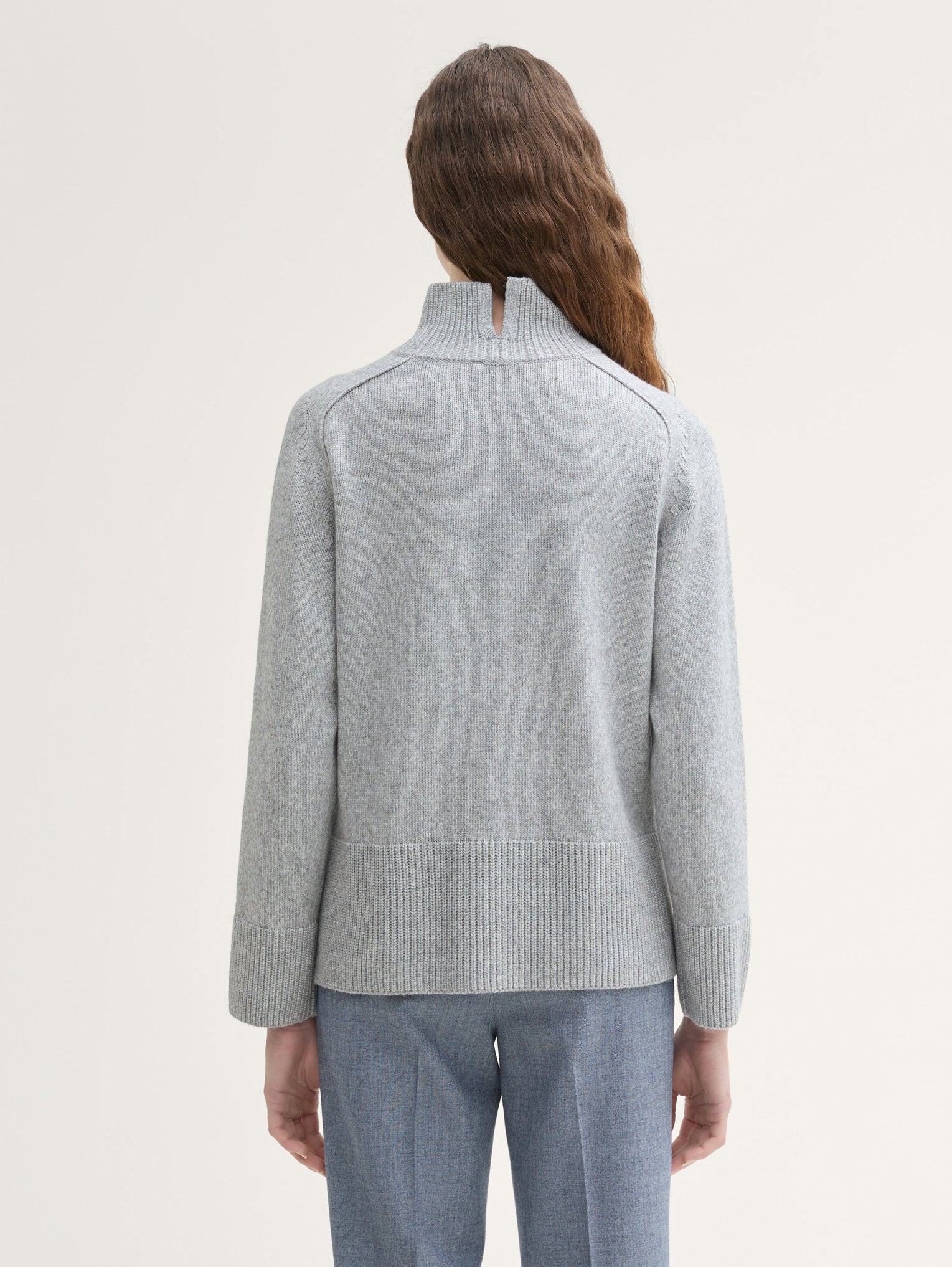 Soft Knit Sweater with A Stand-Up Collar_1042983_21373_04