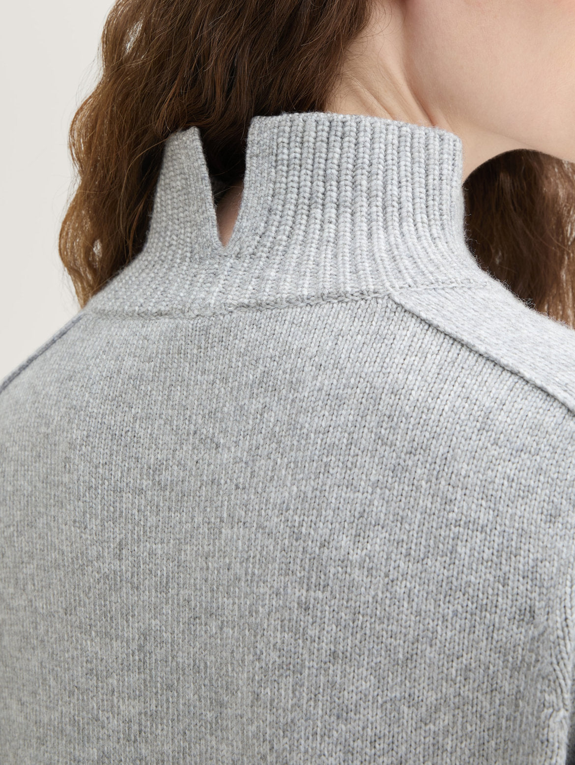 Soft Knit Sweater with A Stand-Up Collar_1042983_21373_05