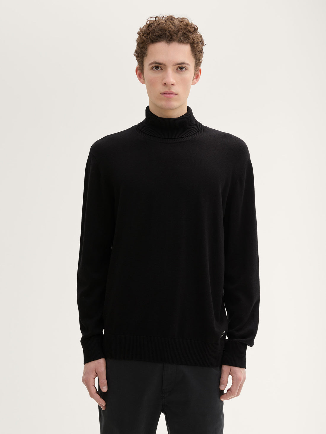 Basic Turtleneck_1043020_29999_01