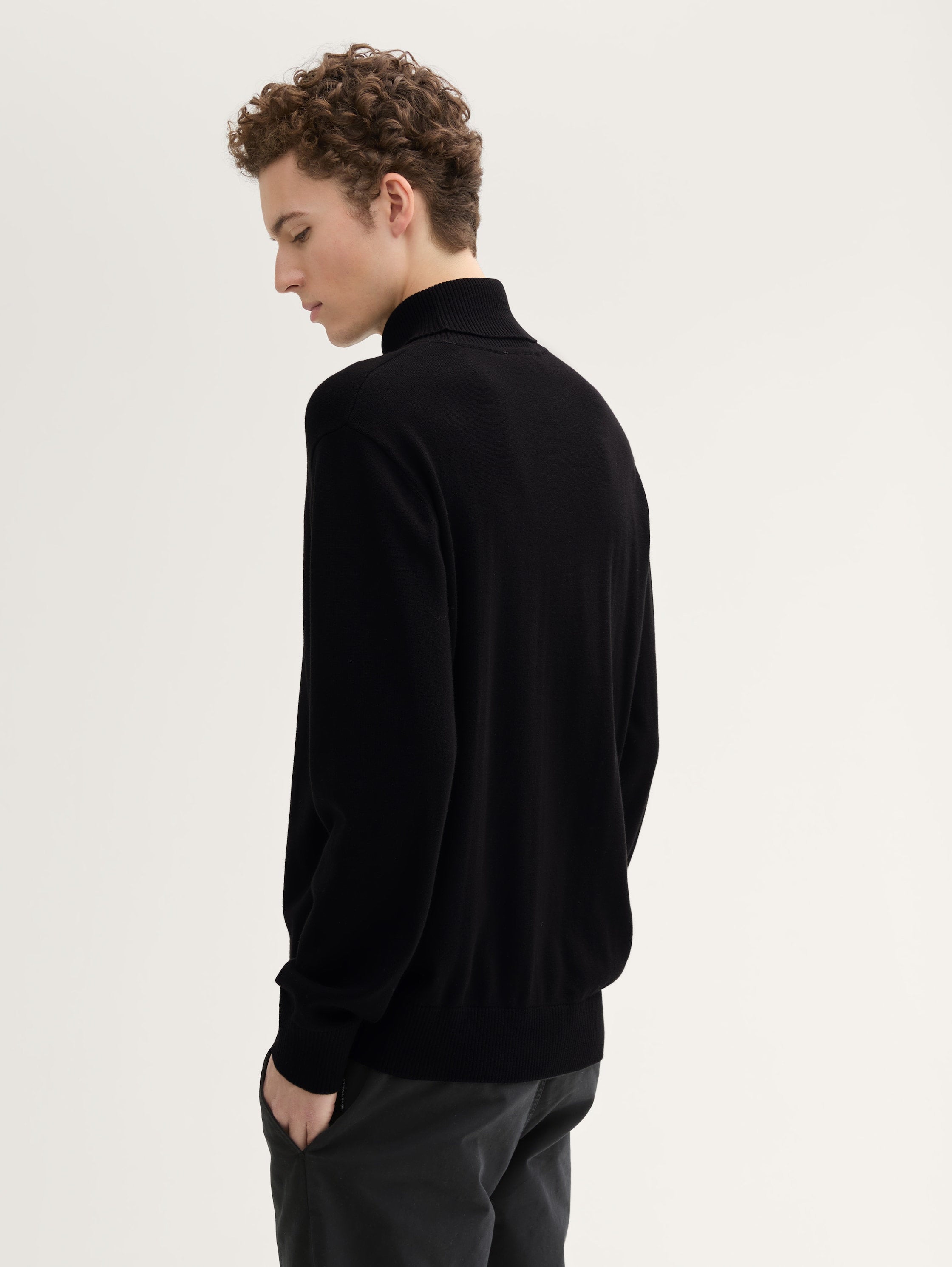 Basic Turtleneck_1043020_29999_04