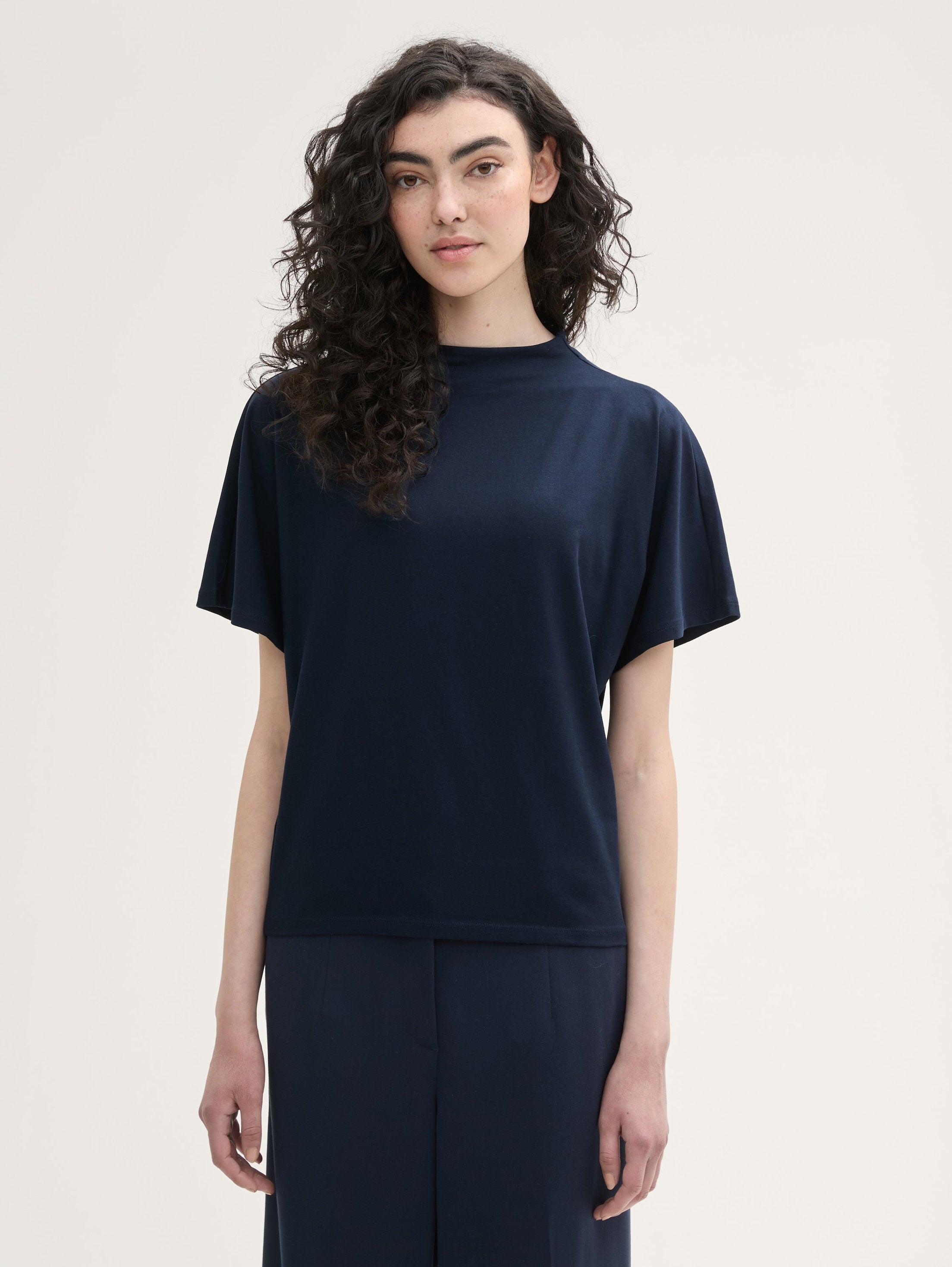 T-Shirt with A Stand-Up Collar_1043087_10668_01