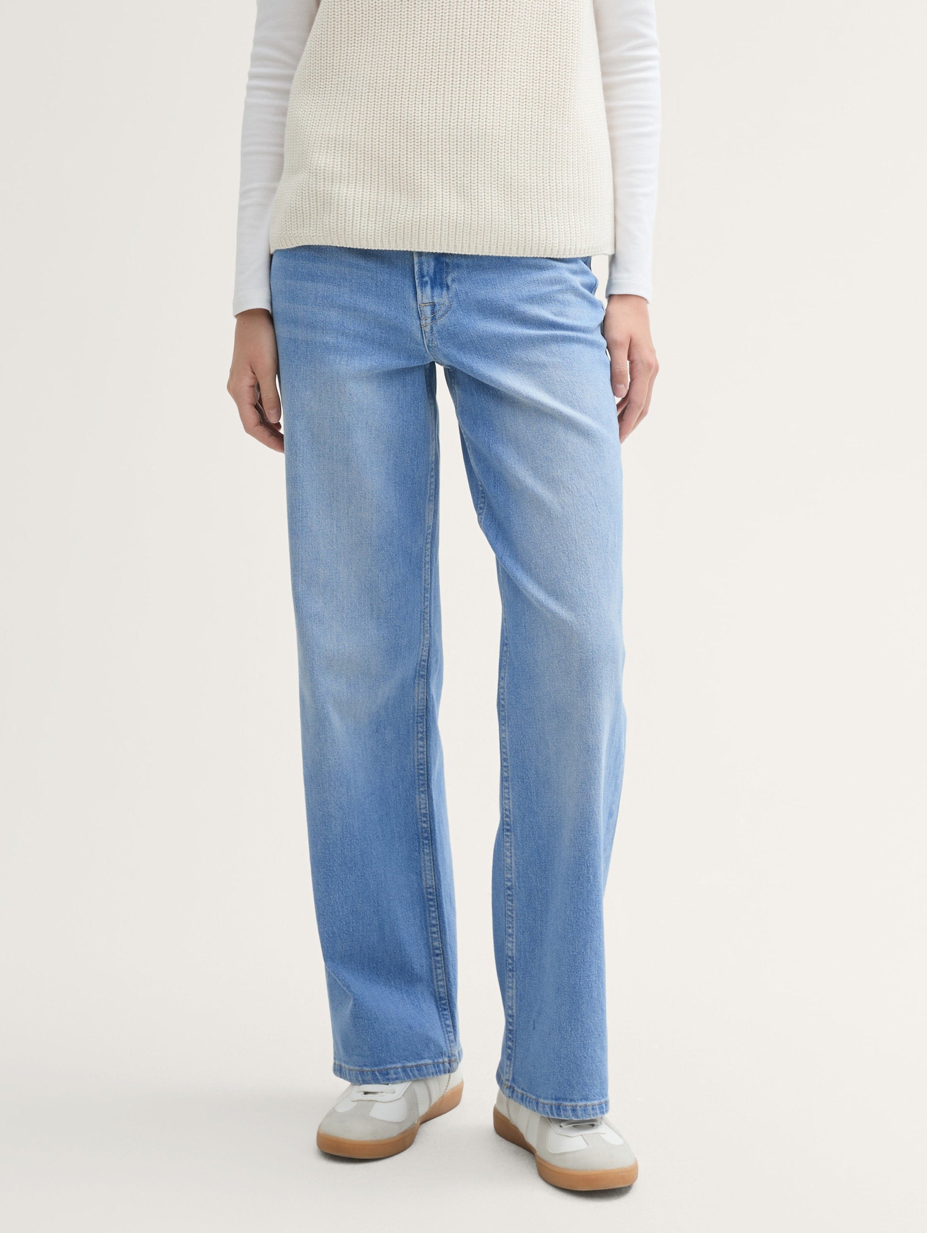 Wide-Leg Jeans in Recycled Cotton_1043245_10119_06