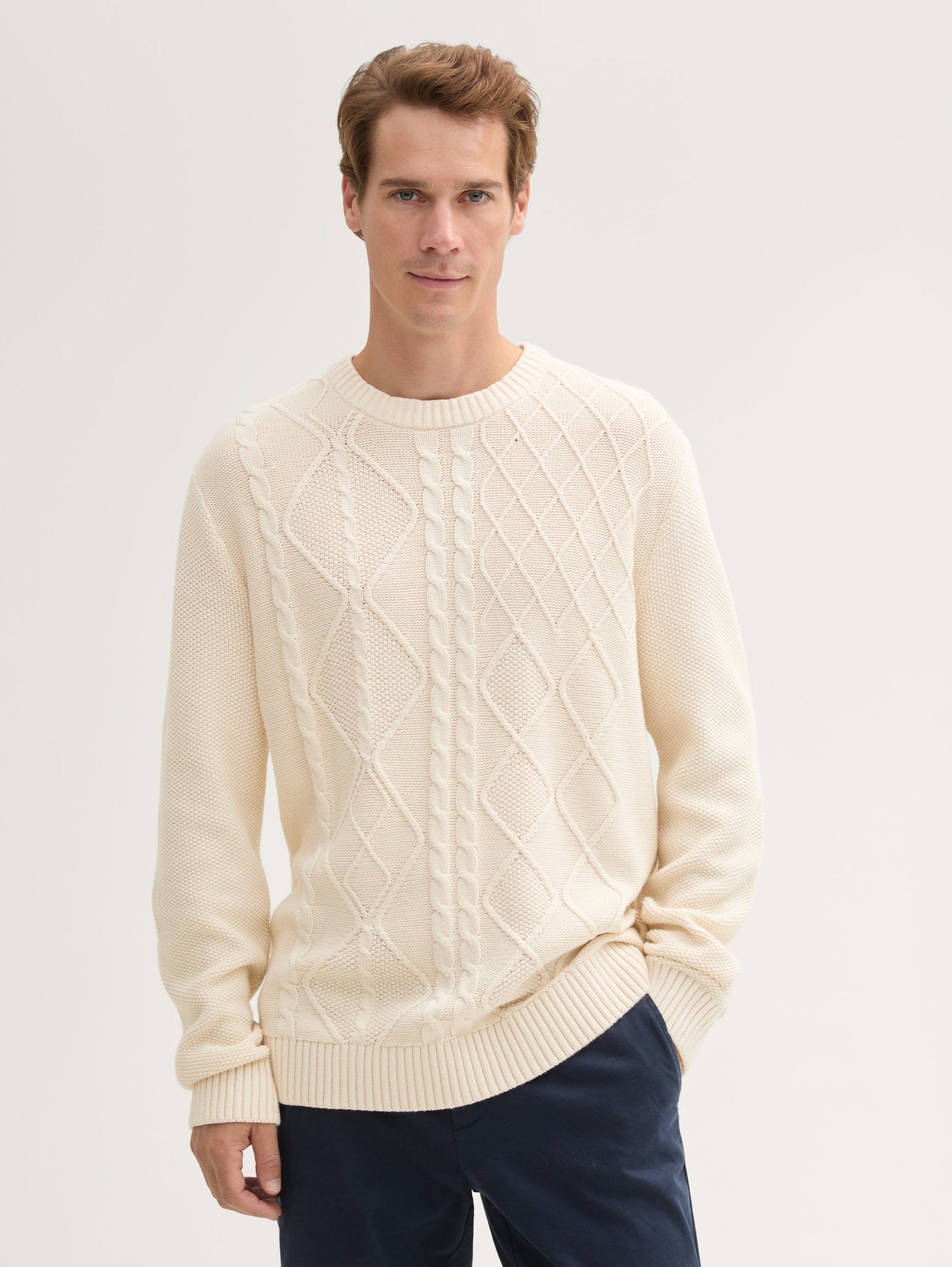 Knitted Pullover with A Plait Pattern_1043343_27469_01