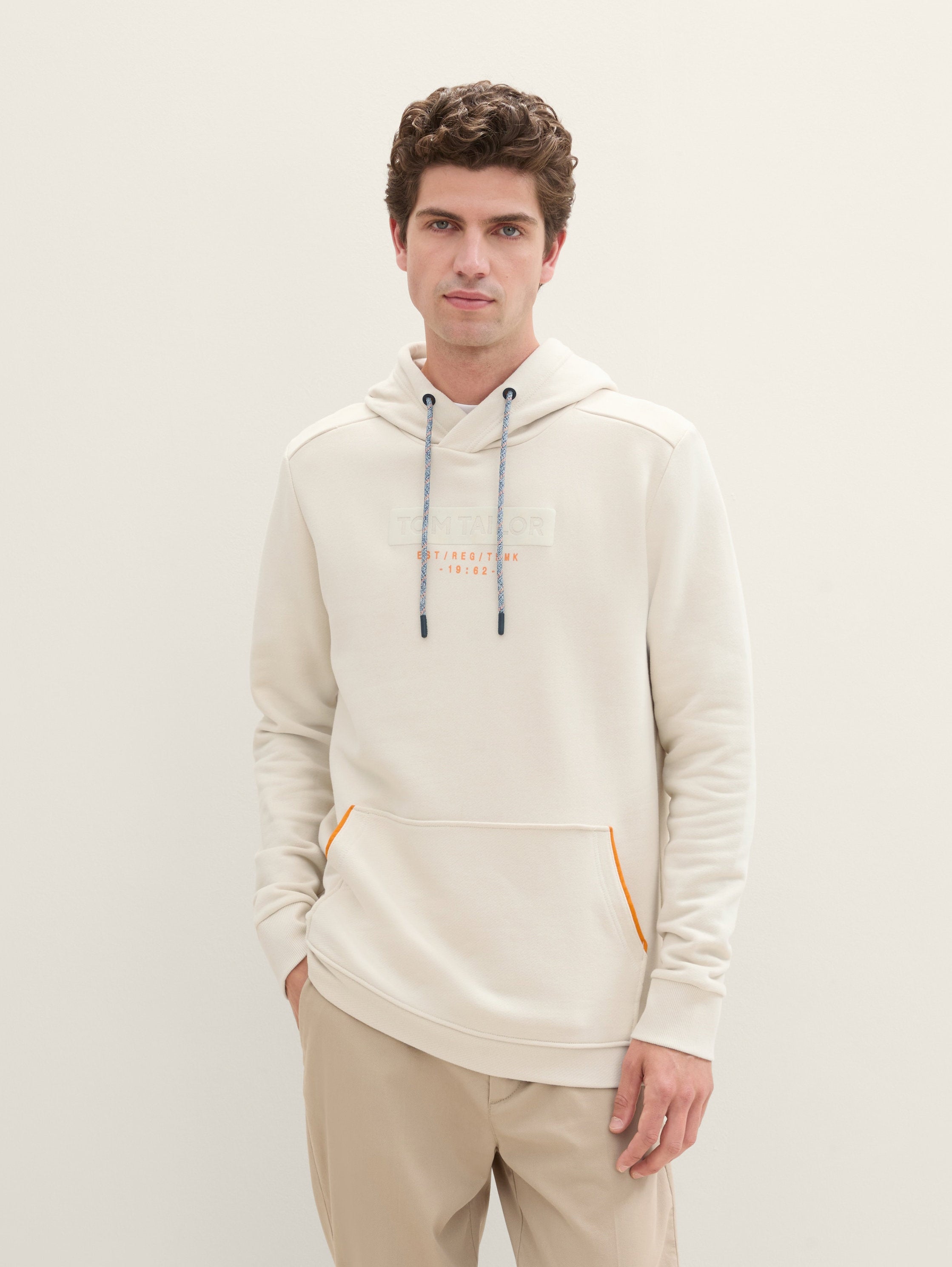 Hoodie with A Logo Print_1043391_27469_03