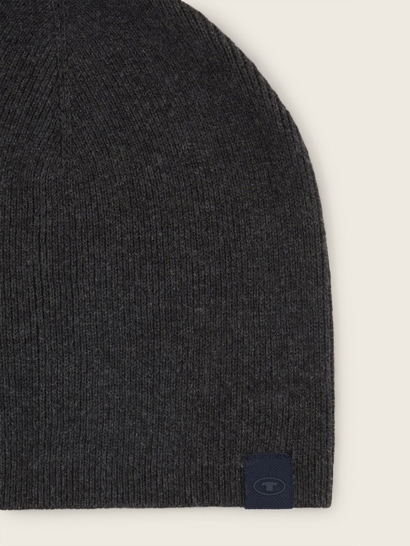 Beanie in Recycled Cashmere_1043447_10617_03