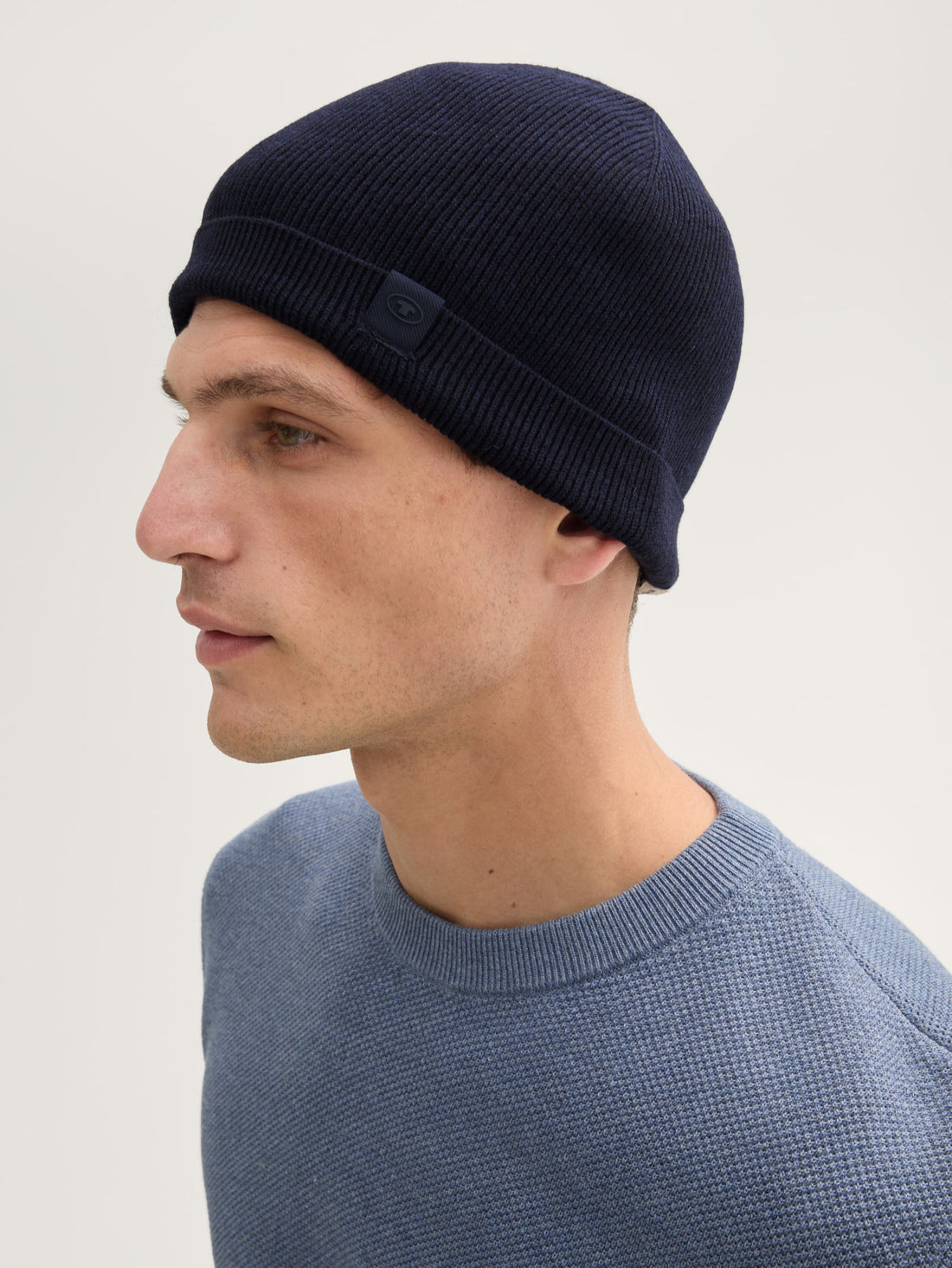 Beanie in Recycled Cashmere_1043447_13160_01