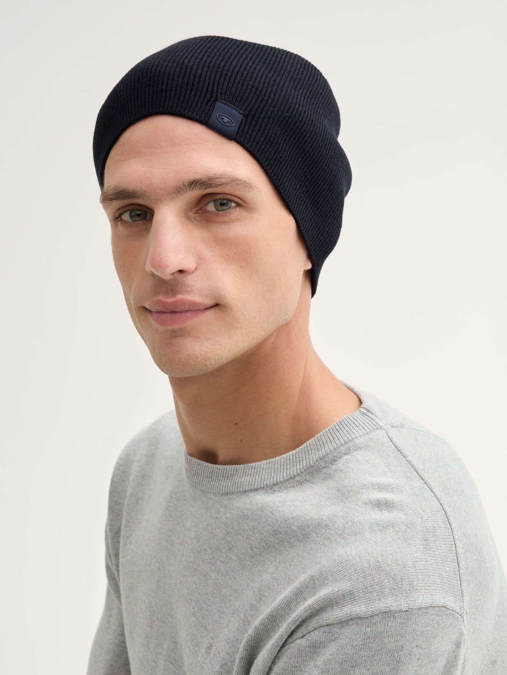 Beanie in Recycled Cashmere_1043447_29999_01