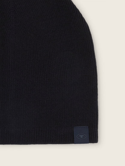 Beanie in Recycled Cashmere_1043447_29999_03