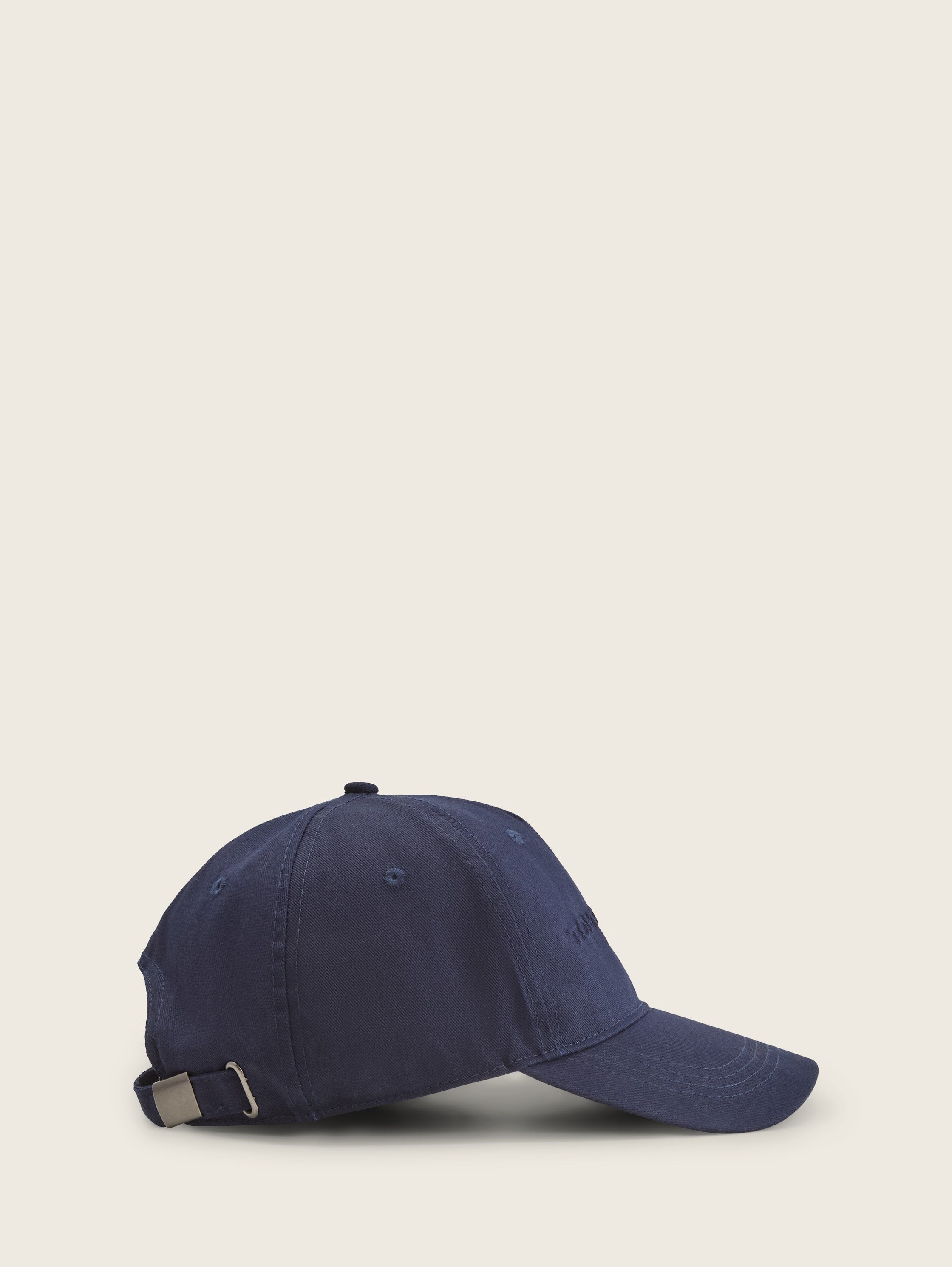 Basic Cap with An Embossed Logo_1043558_10668_06