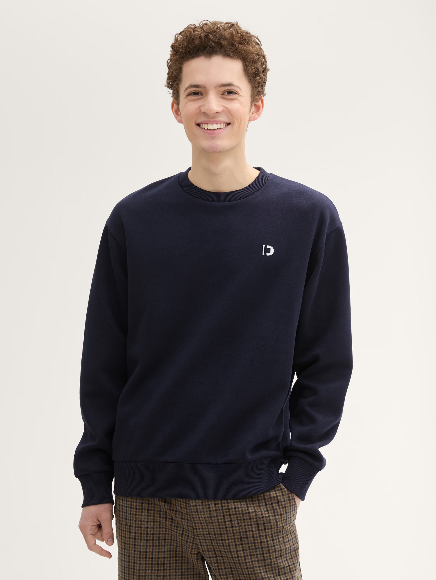 Basic Sweatshirt with A Logo Print_1043701_10668_01