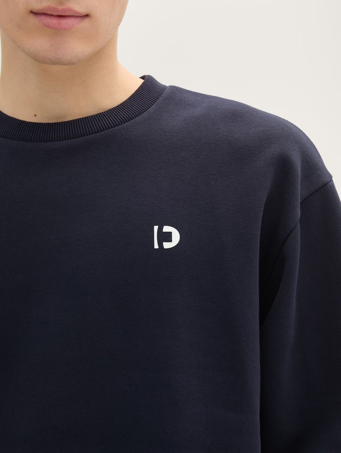 Basic Sweatshirt with A Logo Print_1043701_10668_05