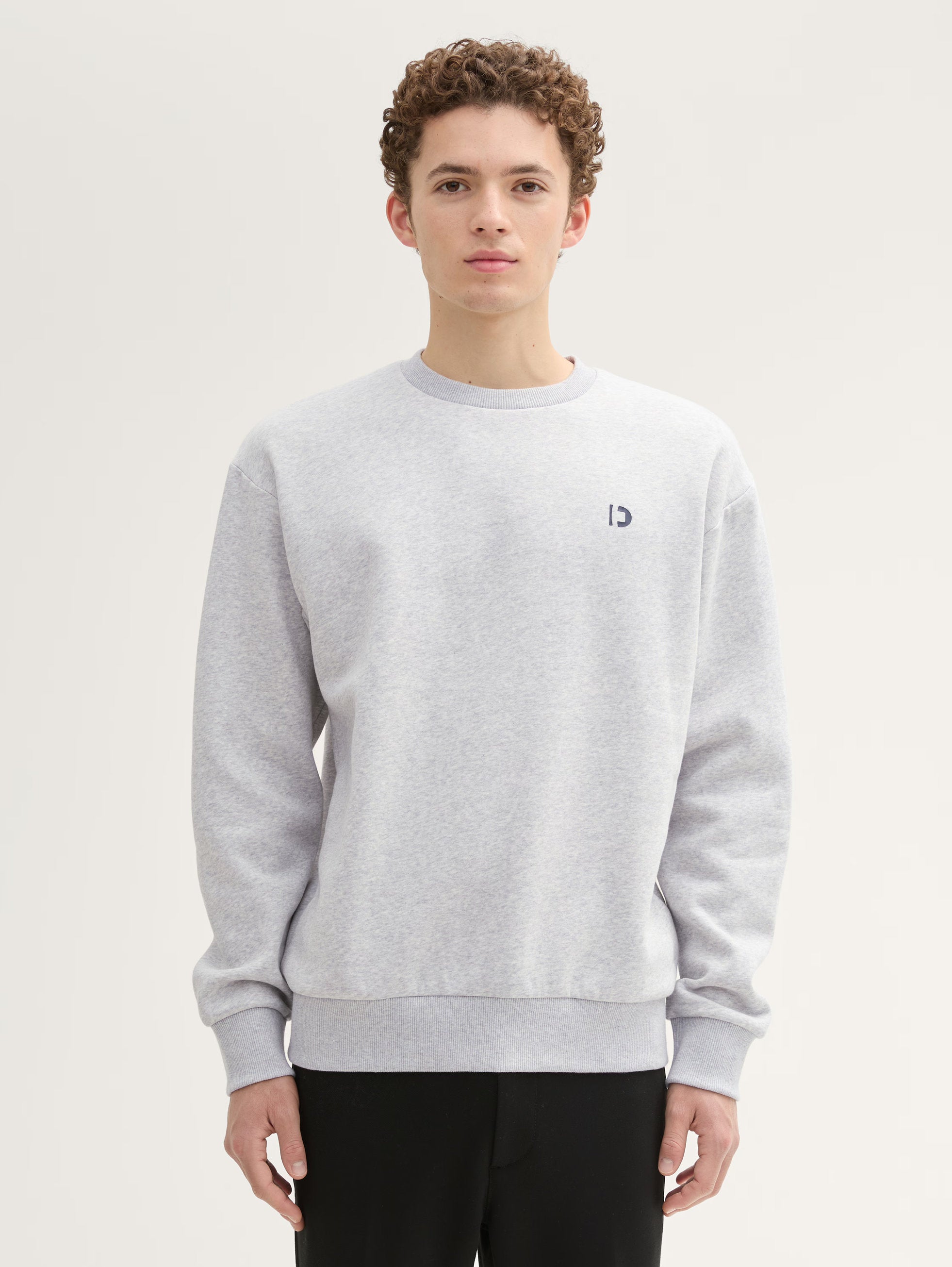 Basic Sweatshirt with A Logo Print_1043701_15398_01