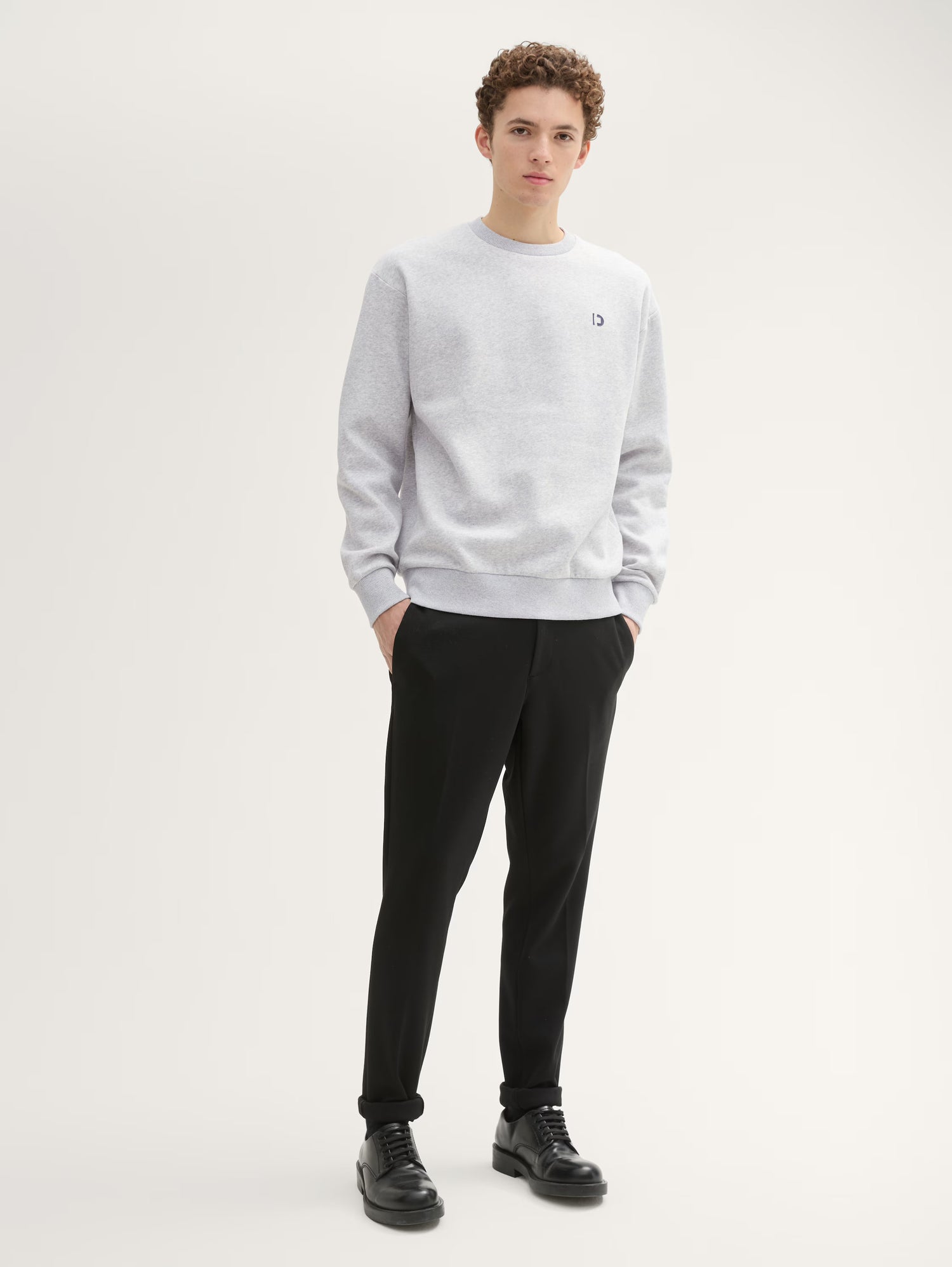 Basic Sweatshirt with A Logo Print_1043701_15398_03