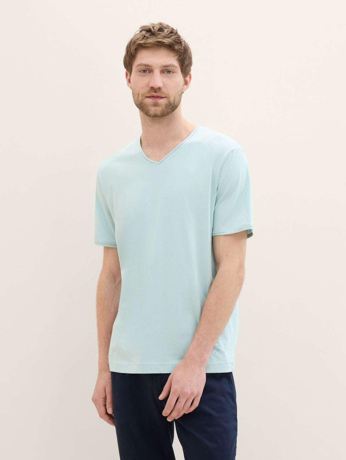 Basic T-Shirt with A V-Neckline_1043718_29999_01