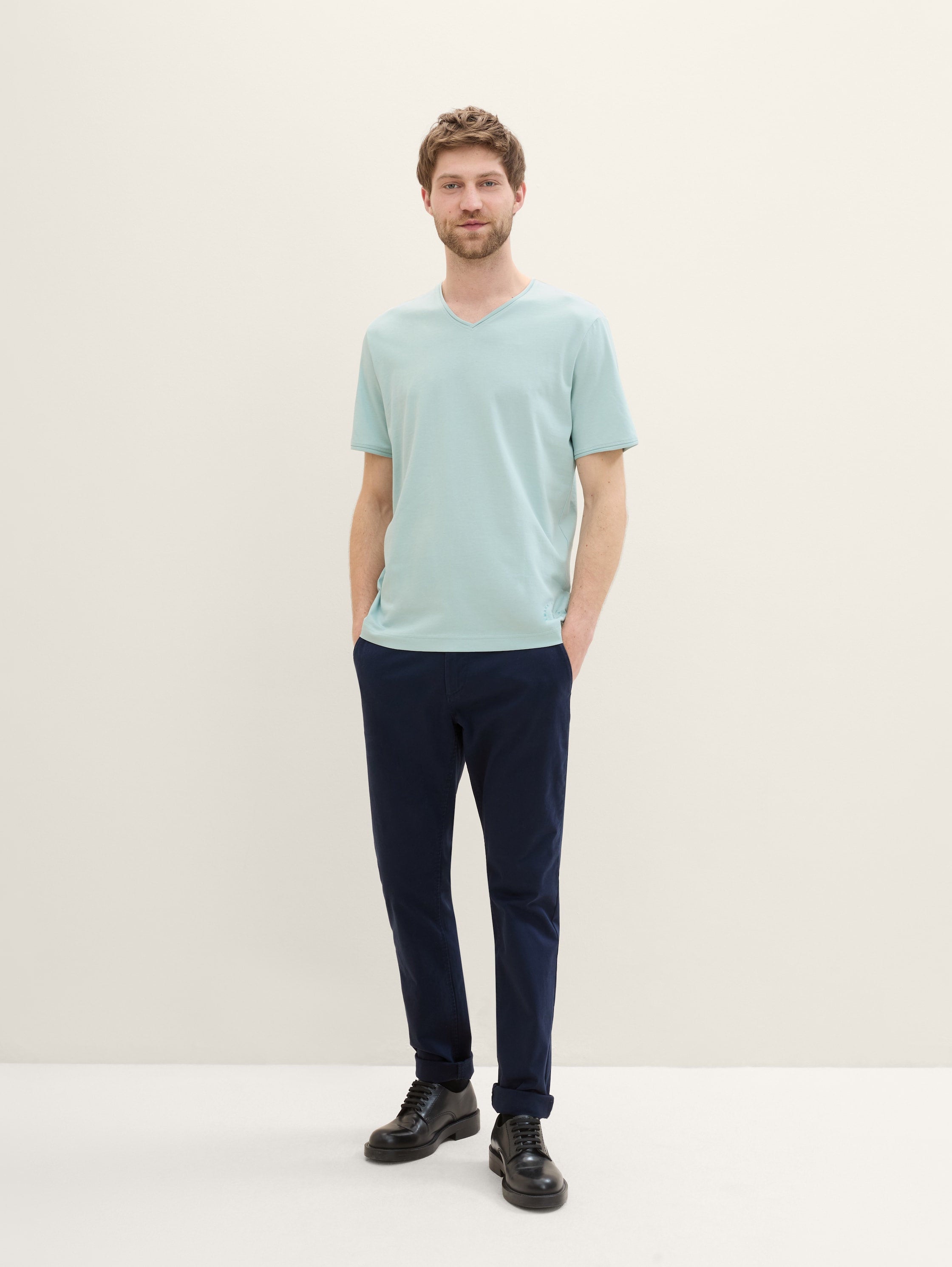 Basic T-Shirt with A V-Neckline_1043718_29999_04