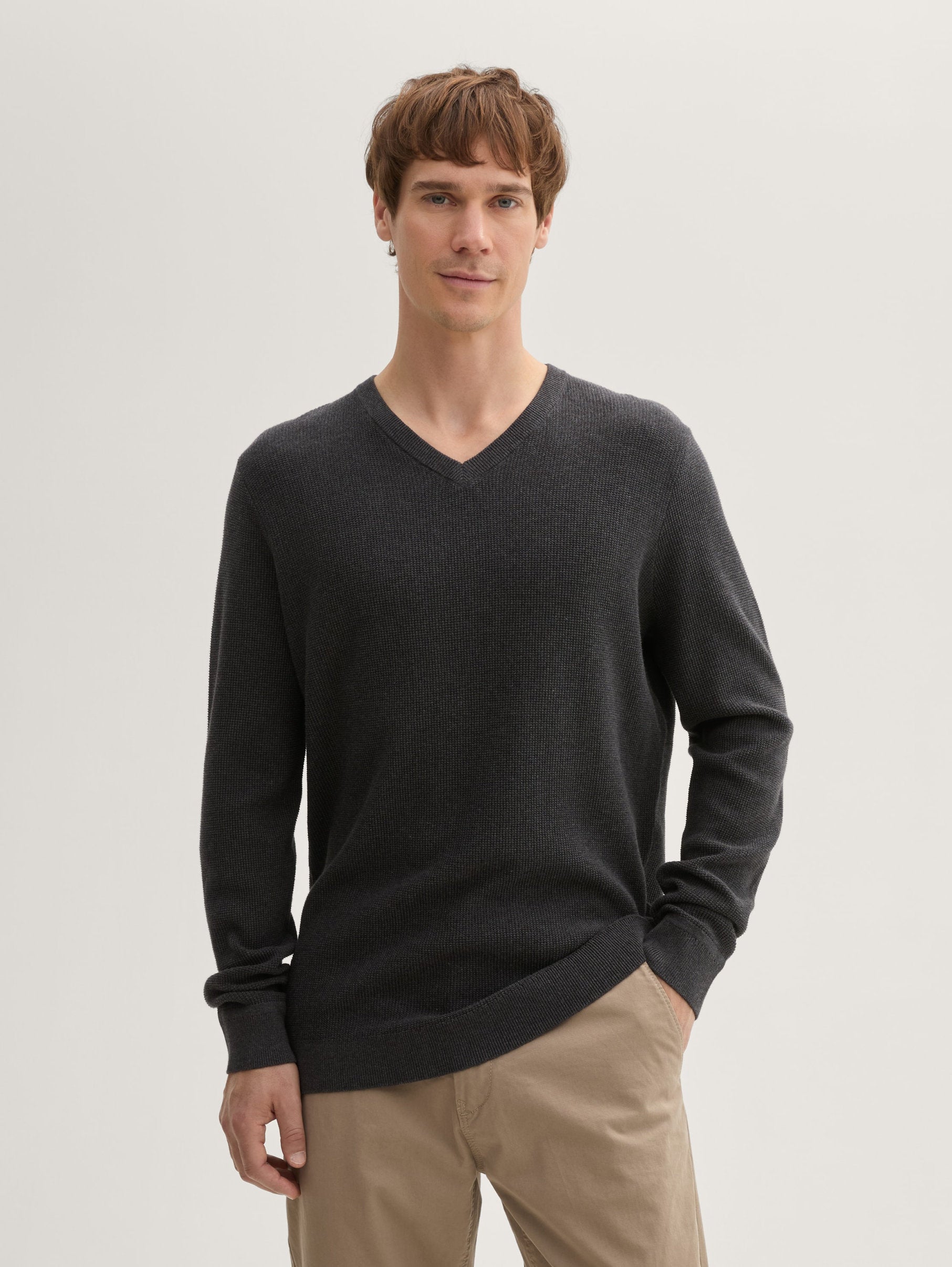 Textured Round Neck Sweater_1044444_10617_01