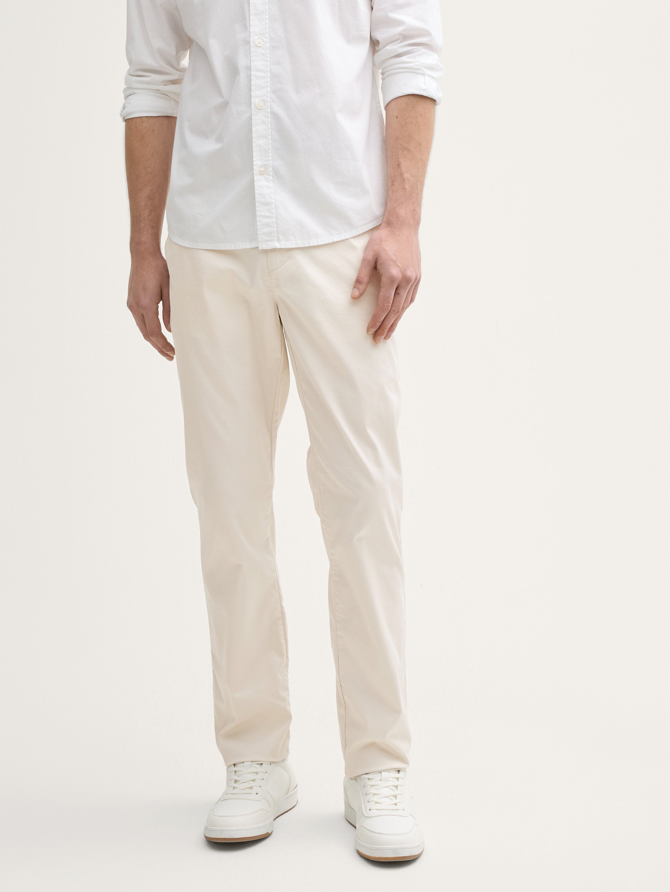 Tom Tailor_Ultralight Regular Fit Chino Trousers_1044711_10336_04
