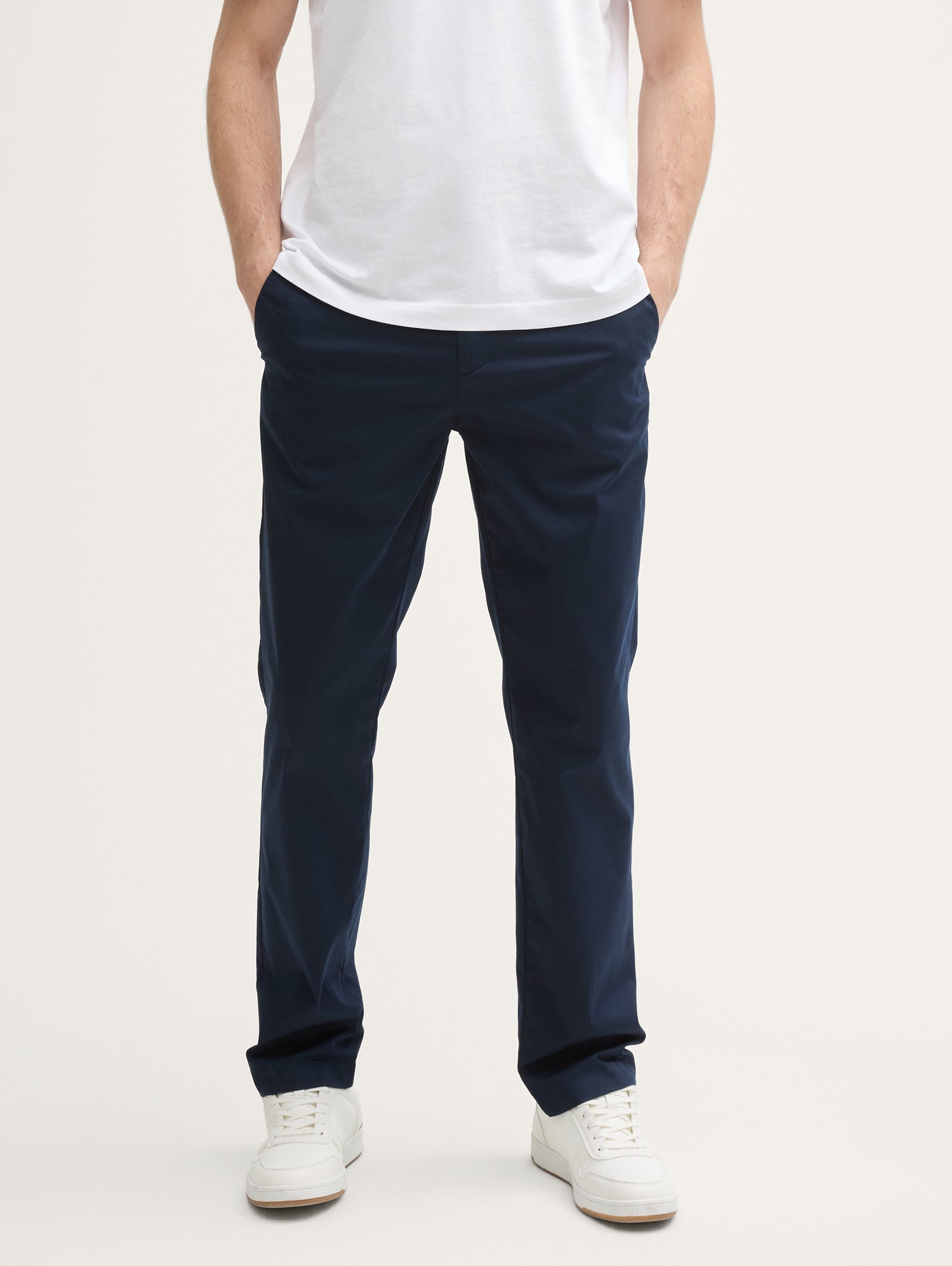 Tom Tailor_Ultralight Regular Fit Chino Trousers_1044711_10668_04