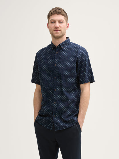 Tom Tailor_Regular Fit Short-Sleeved Shirt with Linen Content in a Polka Dot Pattern_1045099_37329_01