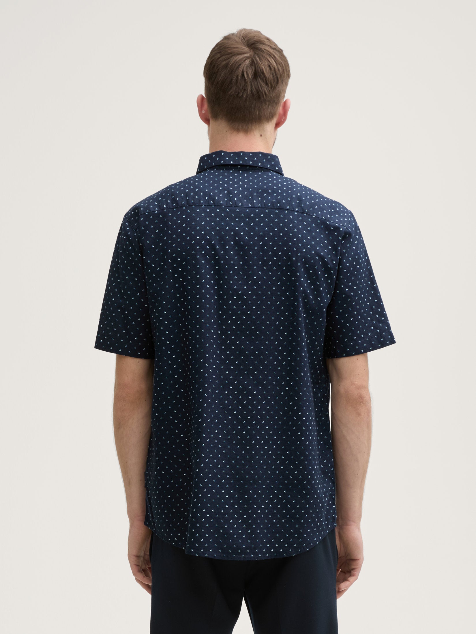Tom Tailor_Regular Fit Short-Sleeved Shirt with Linen Content in a Polka Dot Pattern_1045099_37329_03