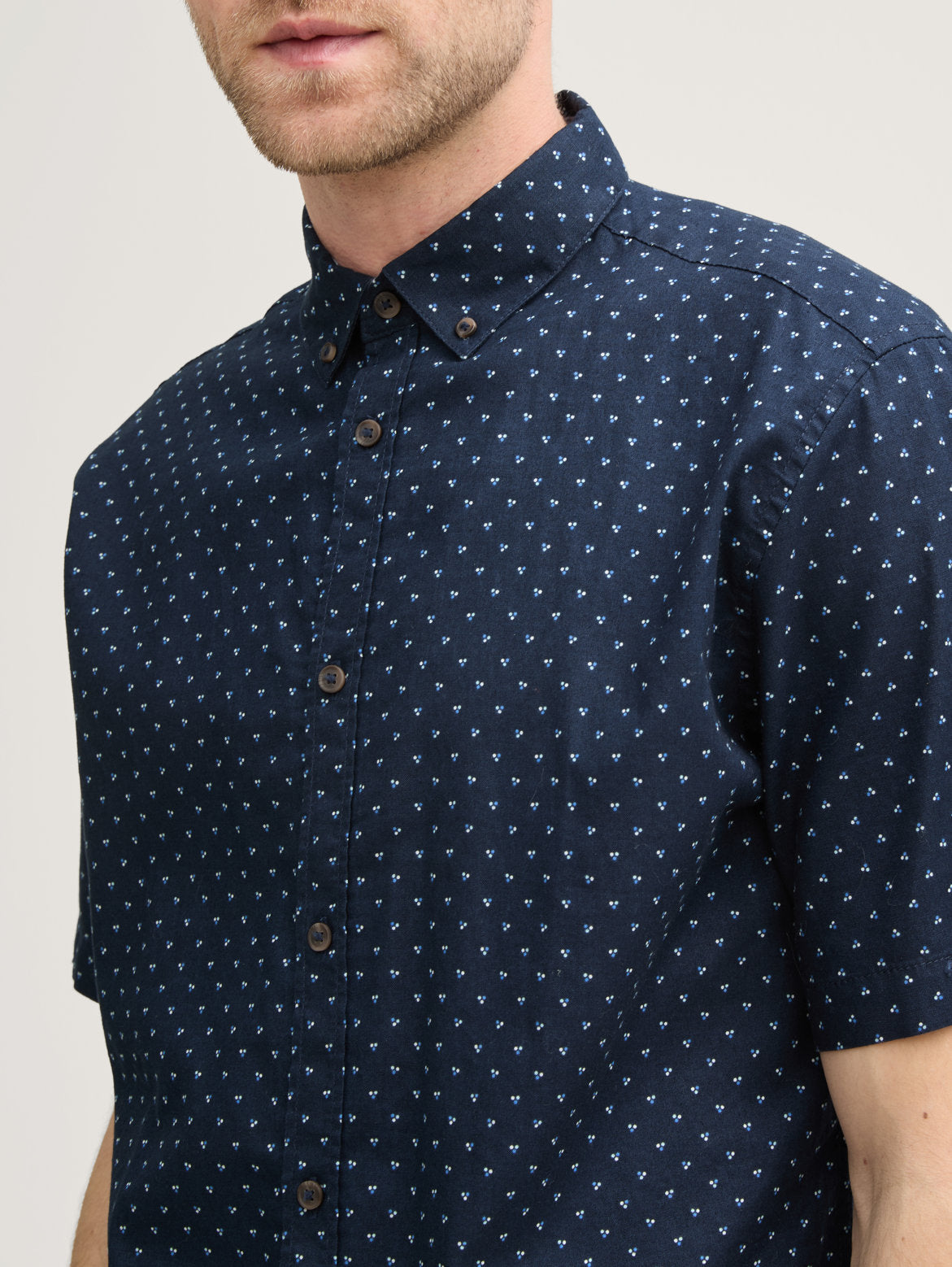 Tom Tailor_Regular Fit Short-Sleeved Shirt with Linen Content in a Polka Dot Pattern_1045099_37329_04