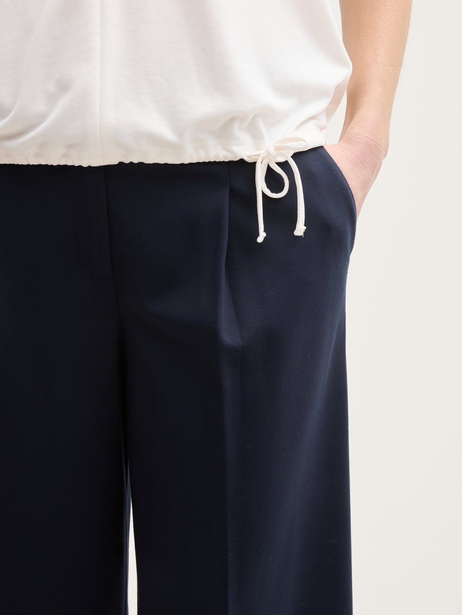 Tom Tailor_T-Shirt with a V-Neckline_1045553_10315_04