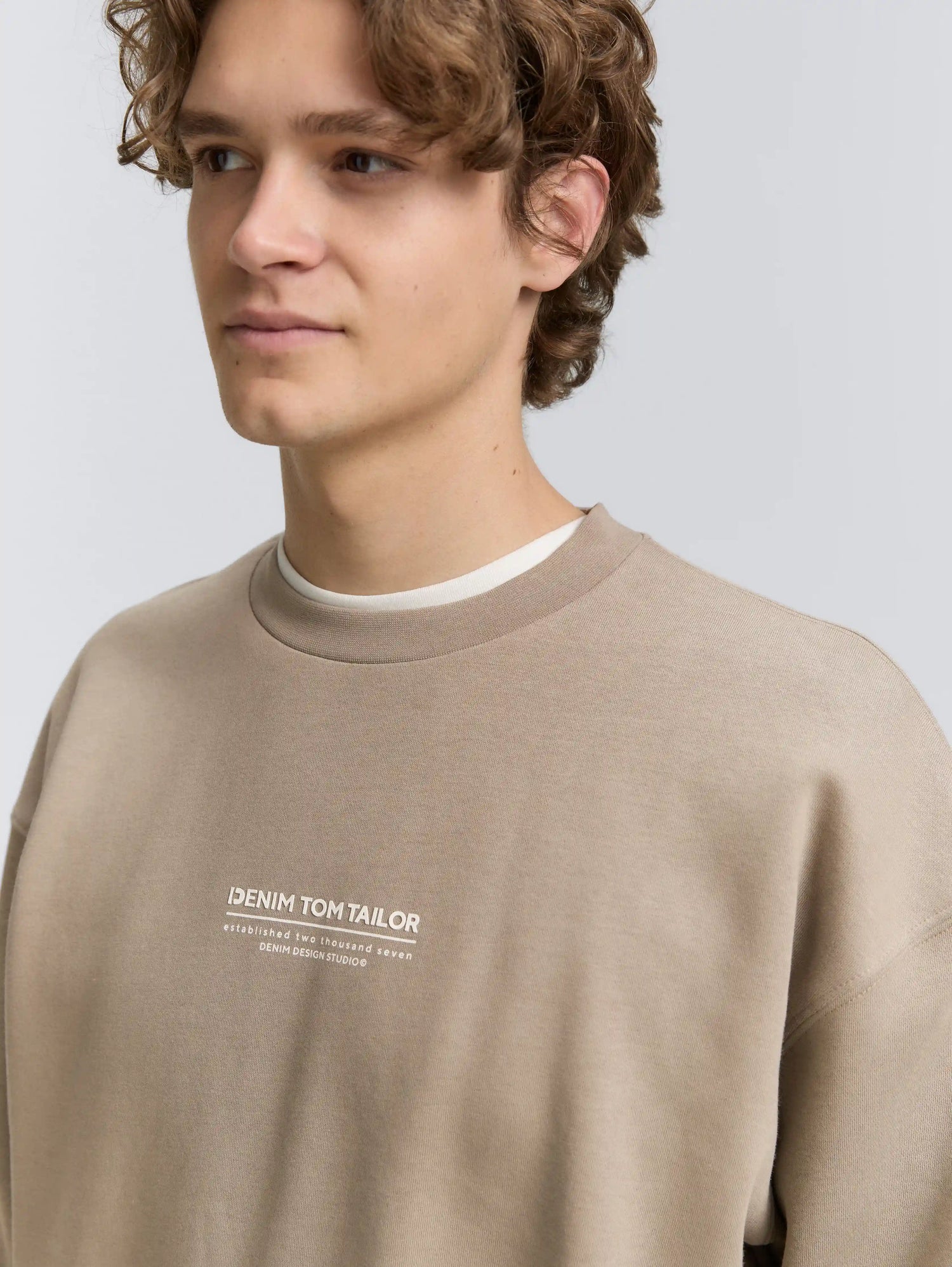 Tom Tailor_0_Relaxed Sweatshirt with Logo Print_1045579_38323_05