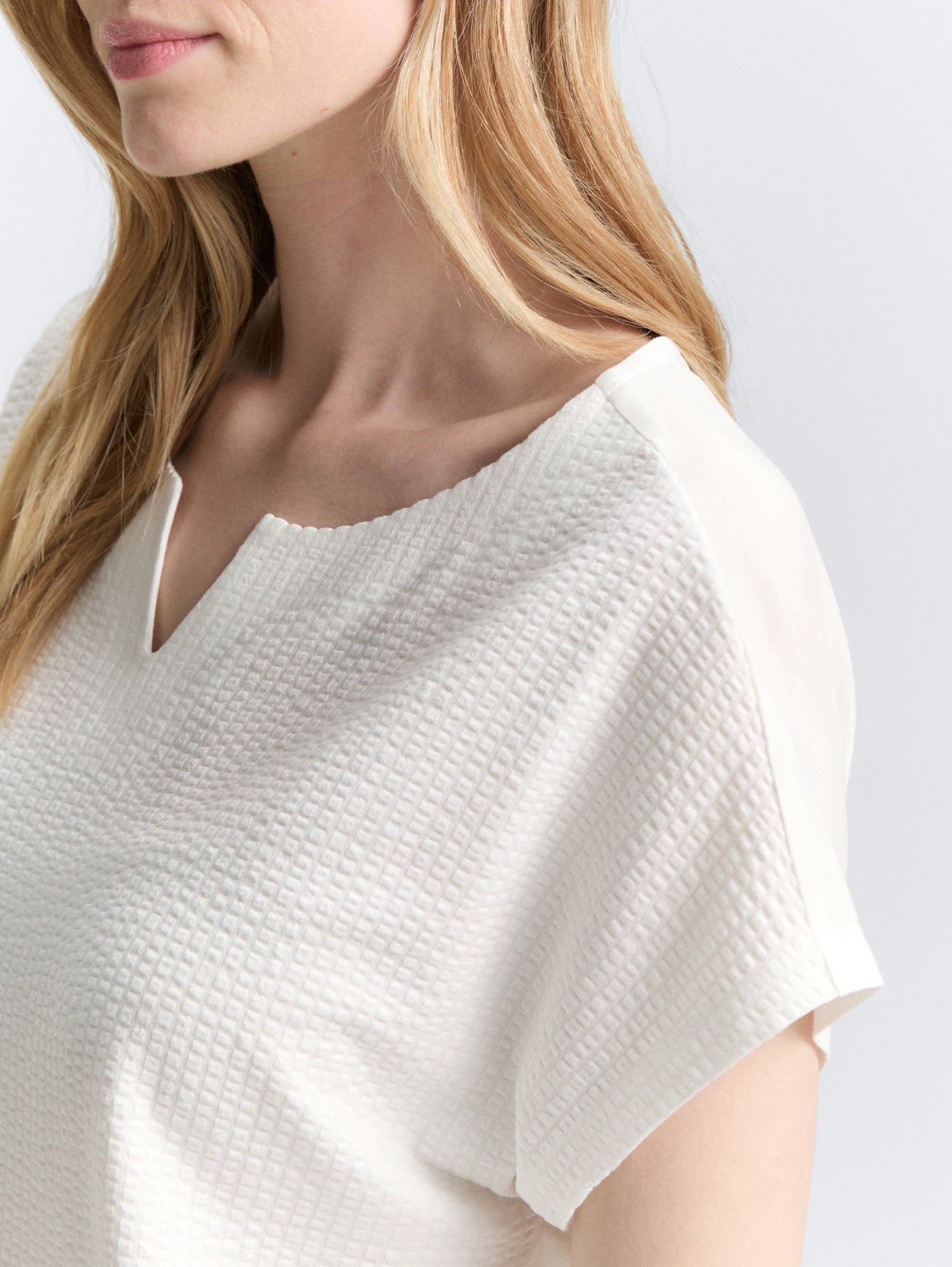 Tom Tailor_T-Shirt in a Mix of Materials_1047063_10315_04