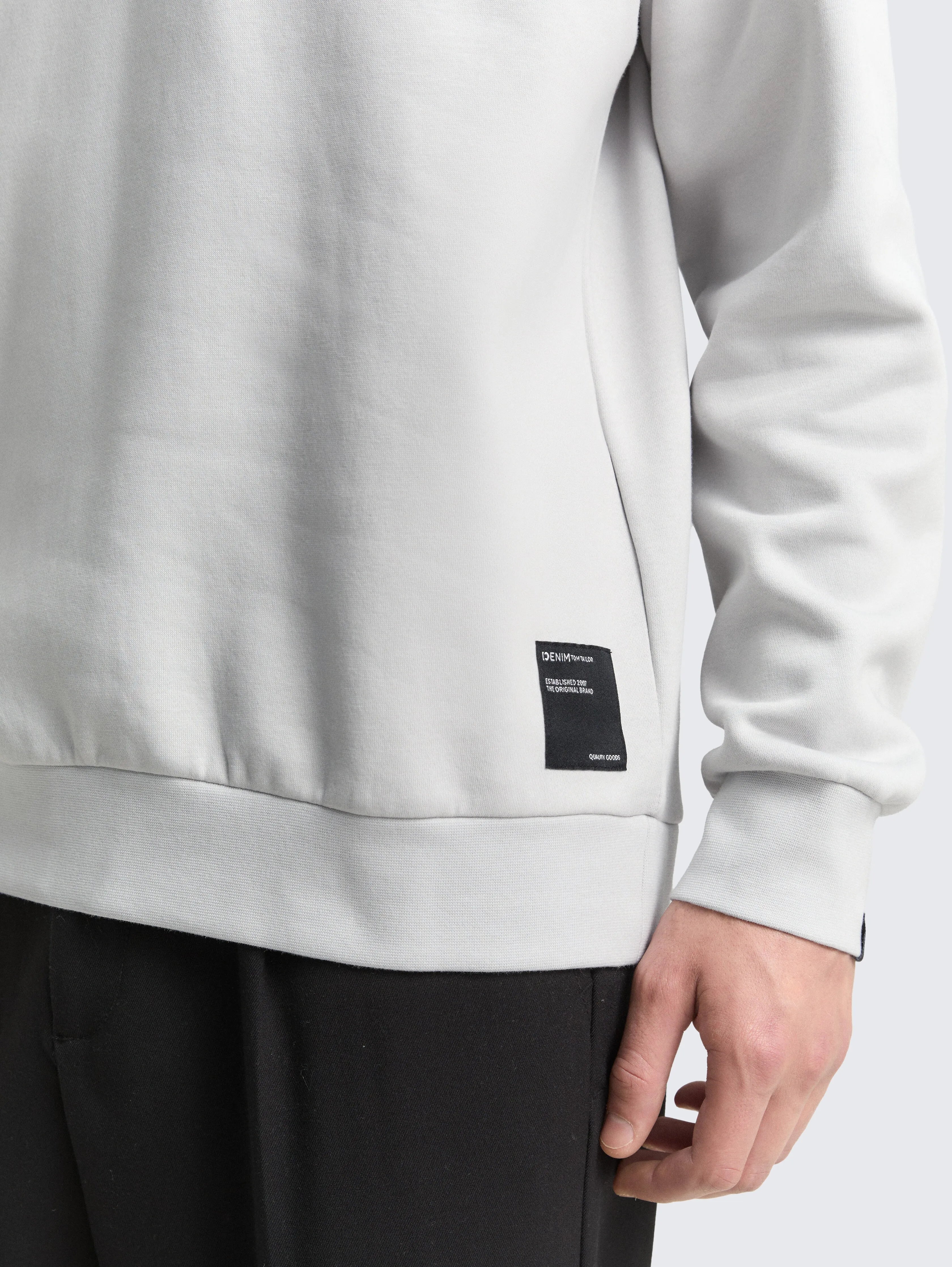 Tom Tailor_Beige_Hoodie Sweatshirt with Logo Badge_1049017_15277_05