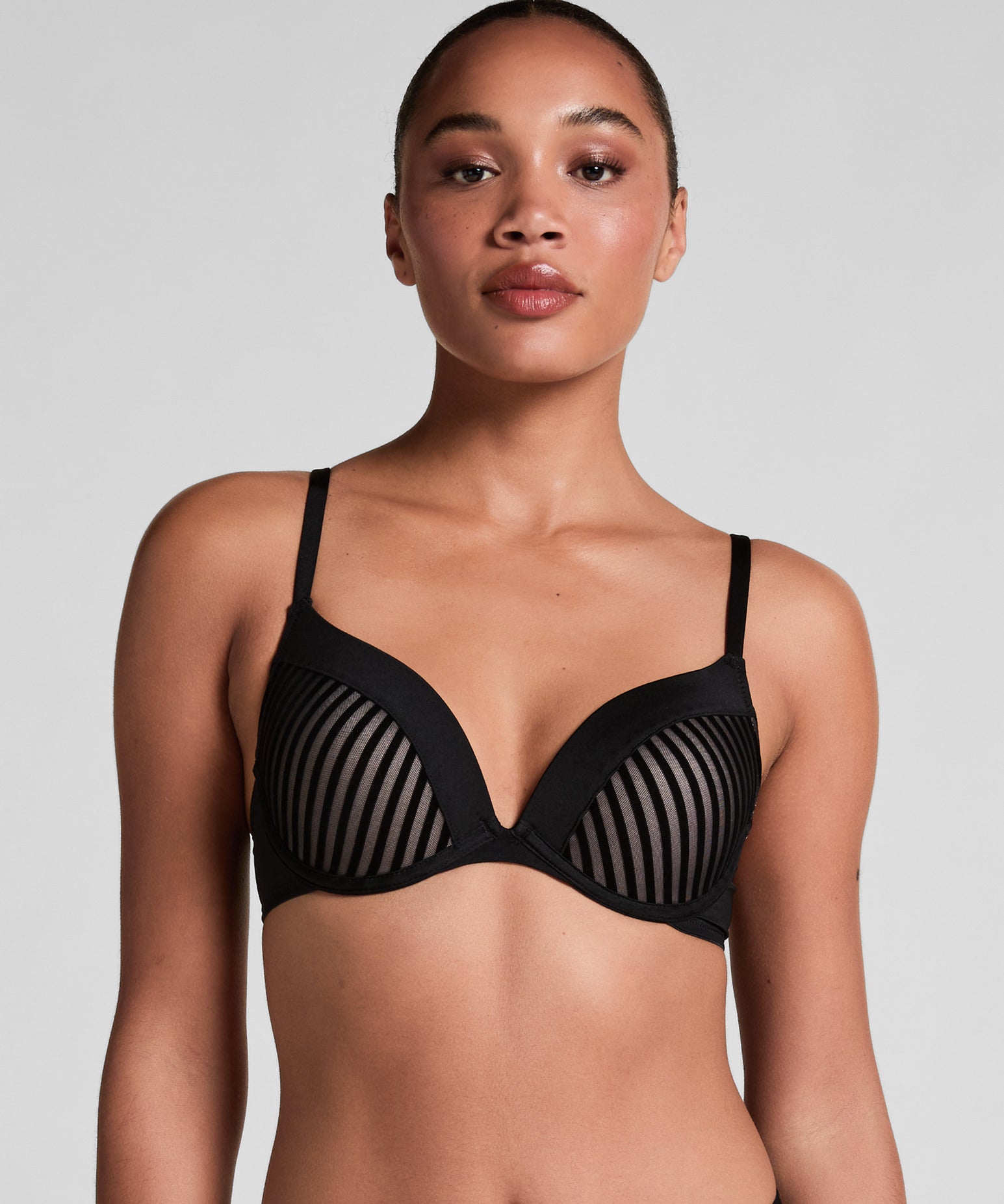 Hunkemoller_Black_Pia Padded Underwired Push-Up Bra in Different Cup Sizes_112477_Black_02